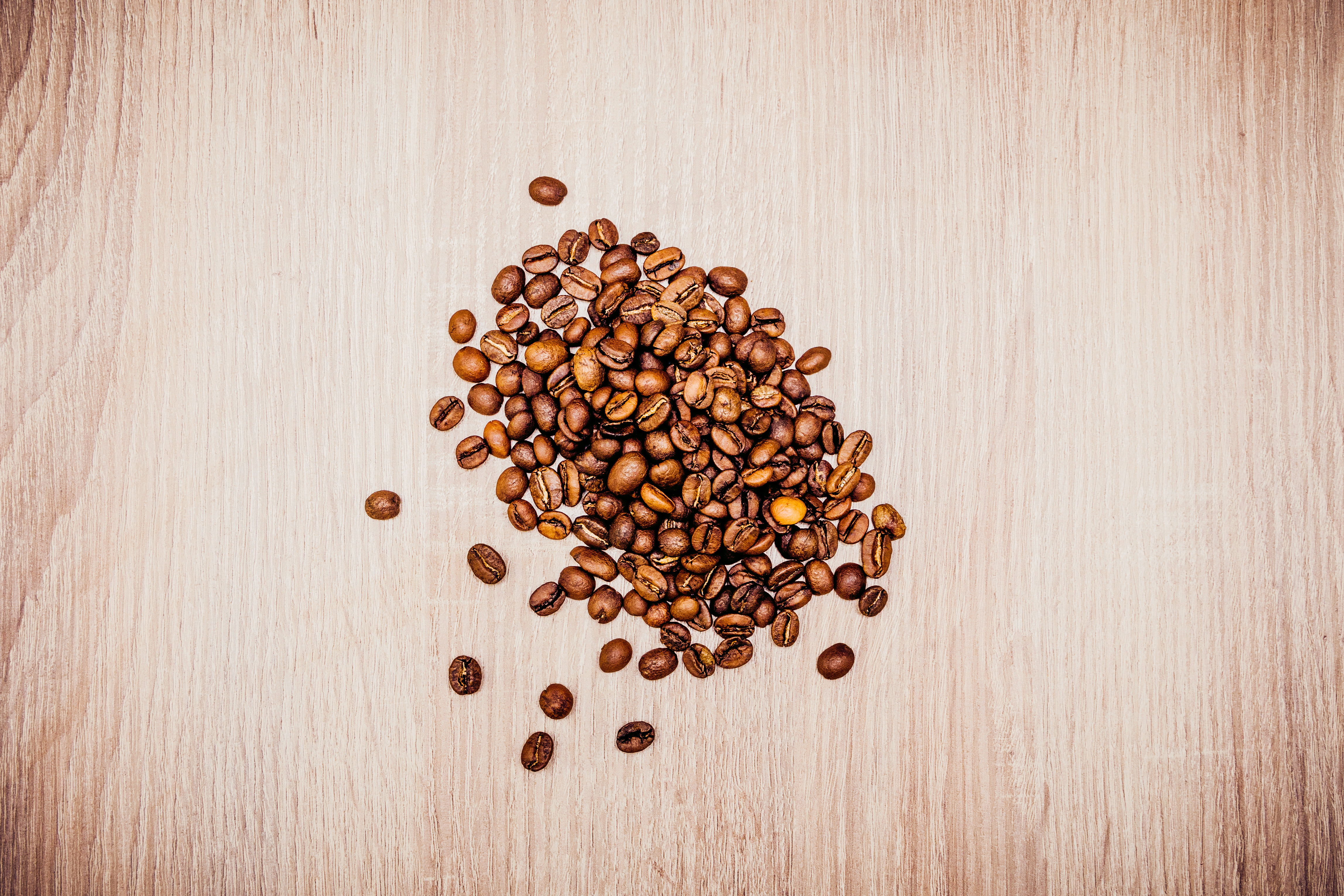 木质背景上的咖啡豆