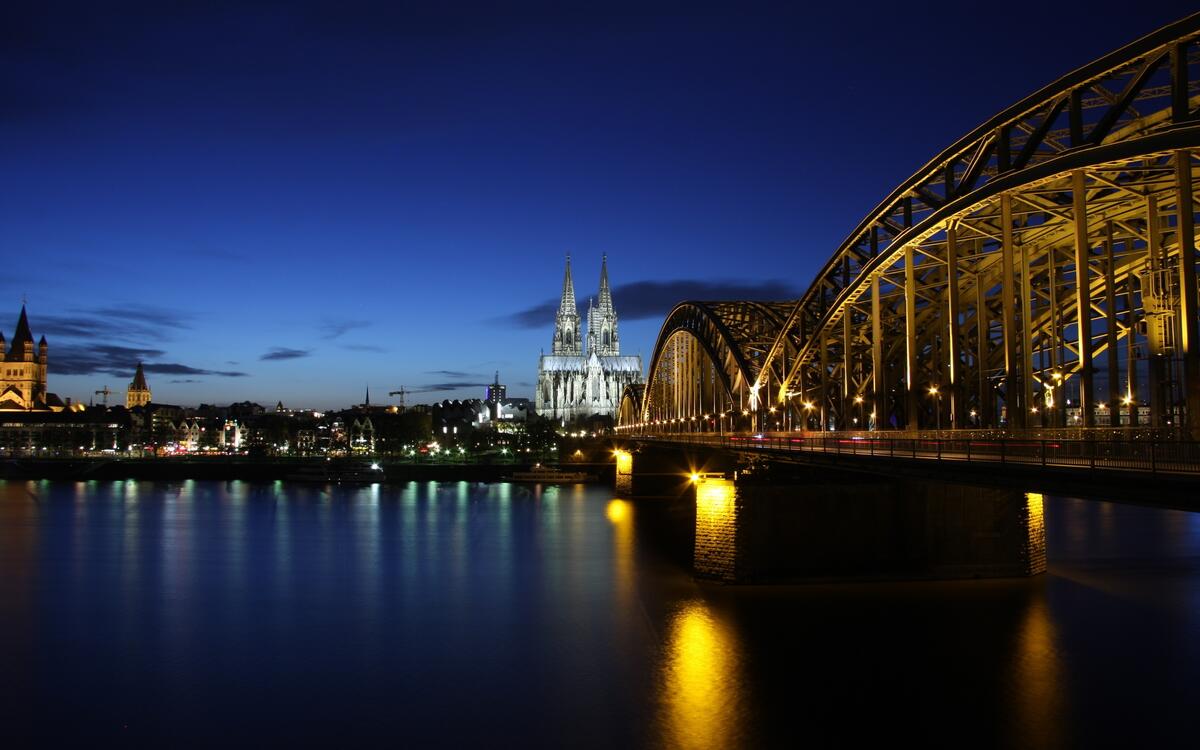 Ночной мост через реку в Германии