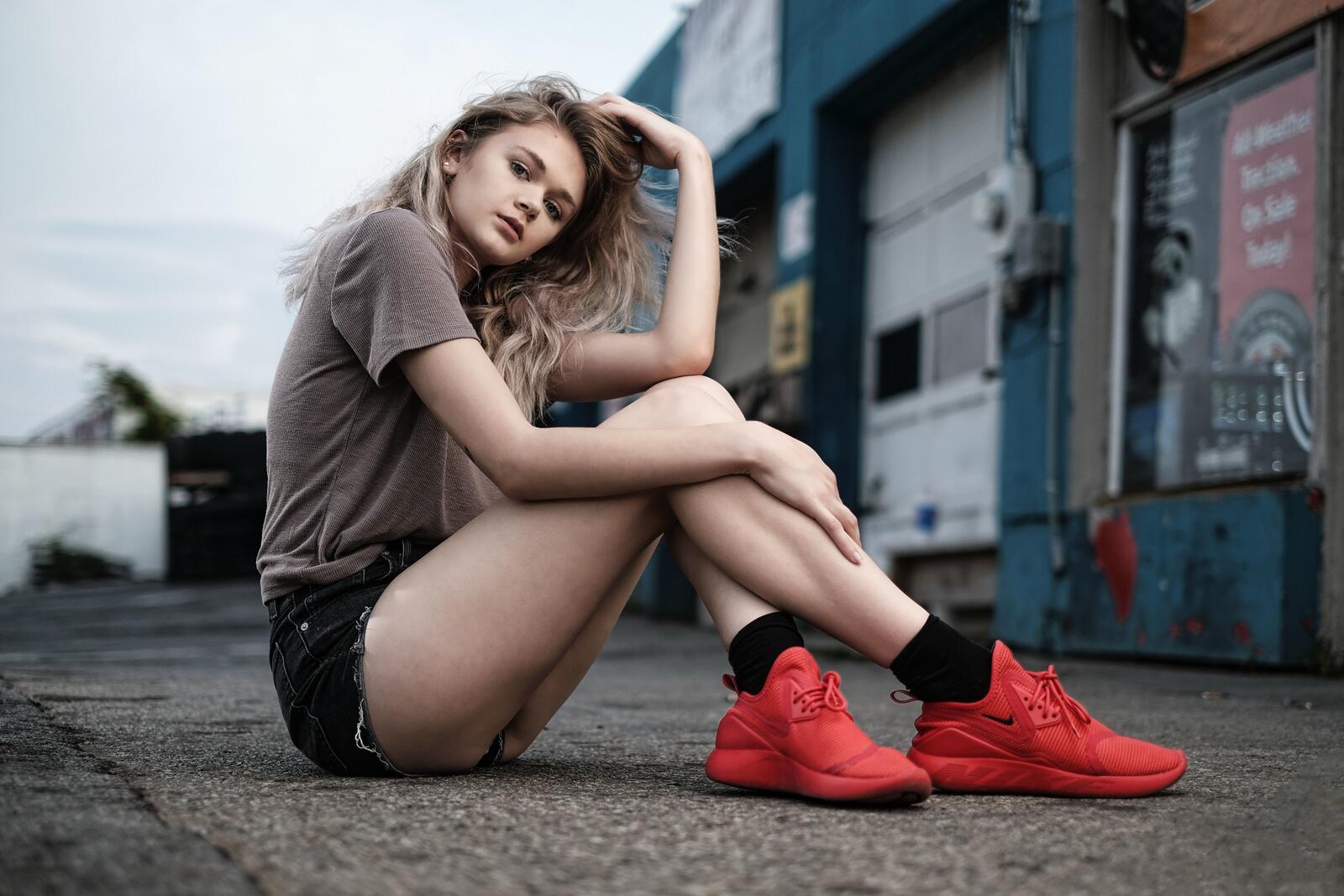 桌面上的壁纸女孩 红色运动鞋 模型