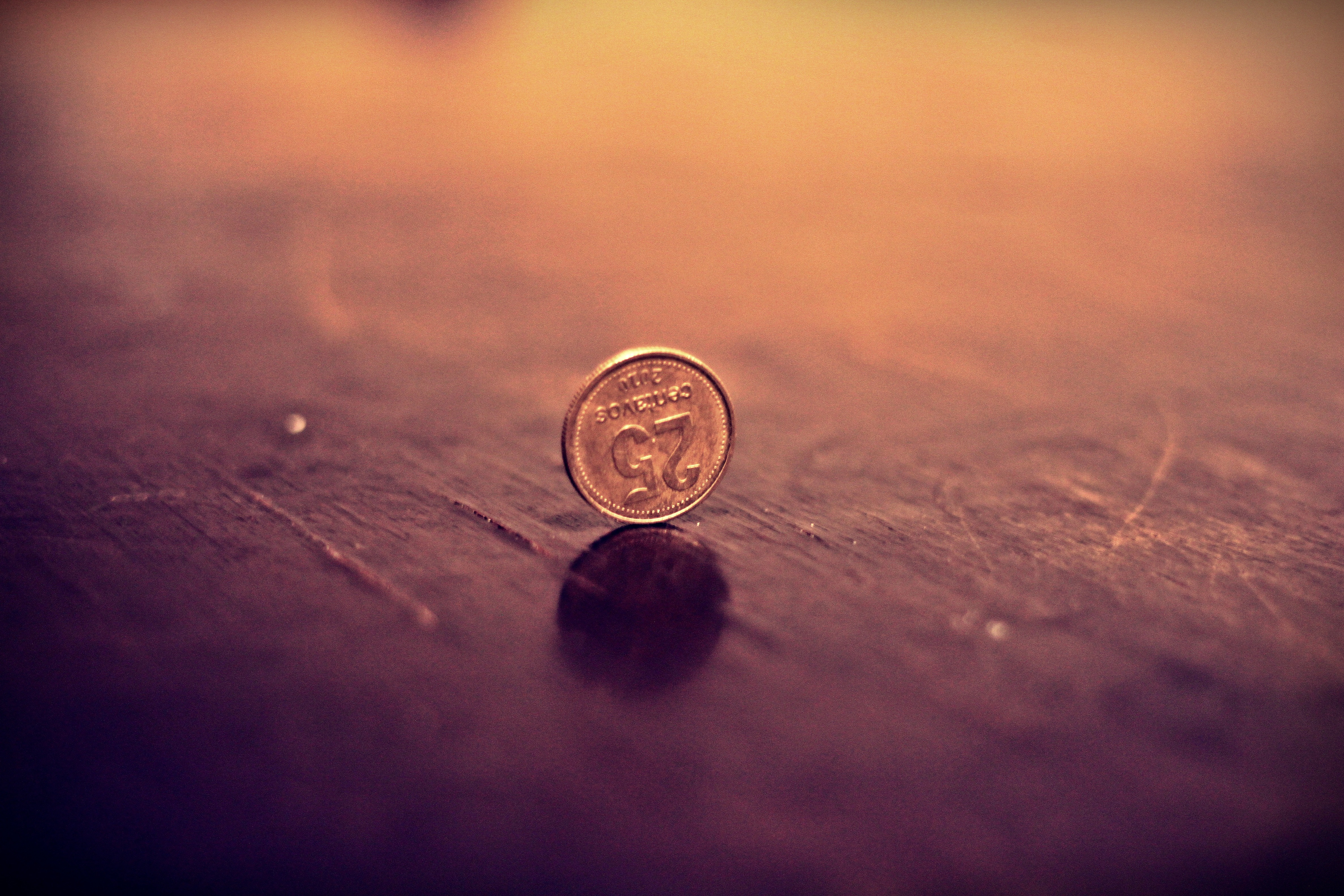 Бесплатное фото Монета 25 центов на ребре