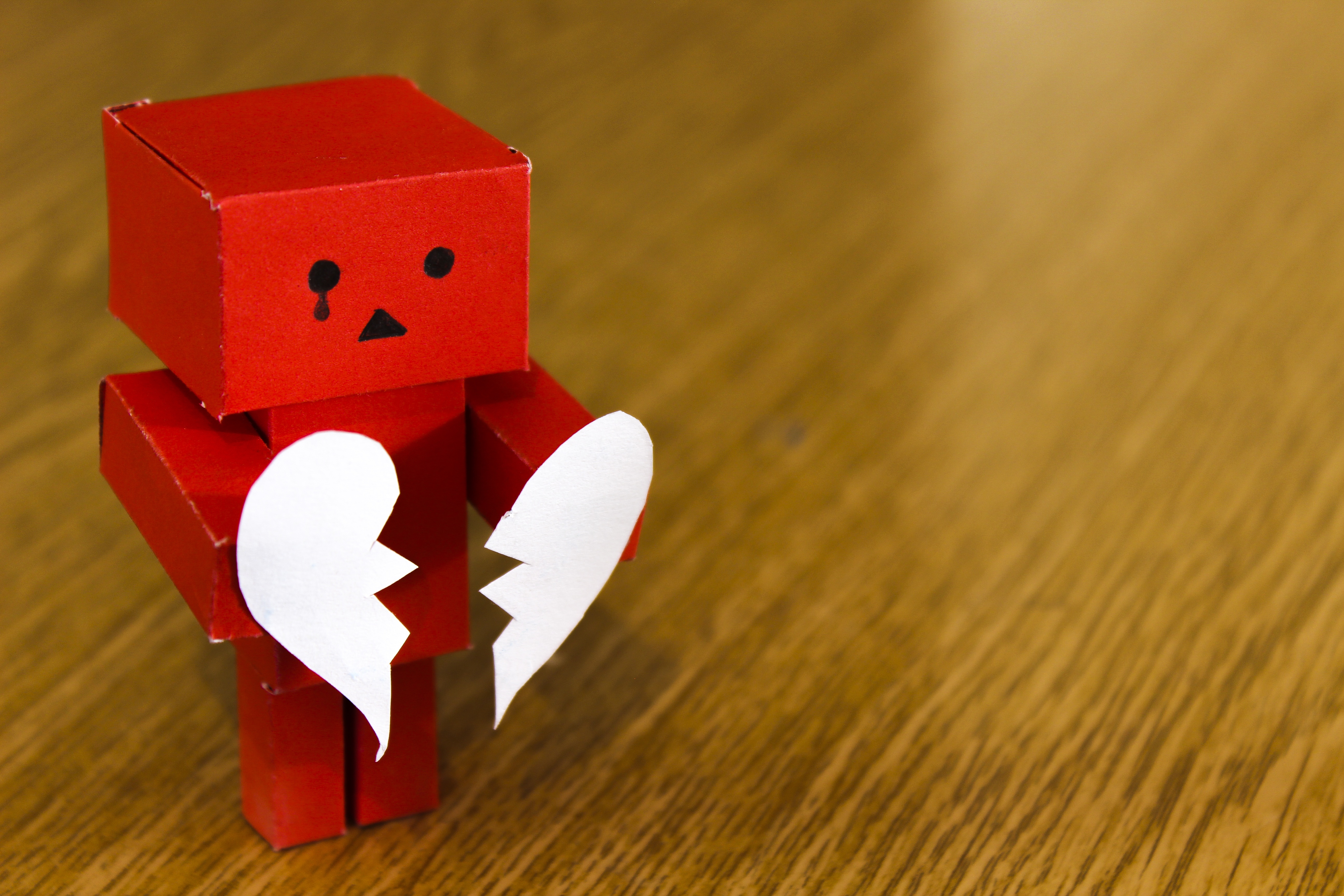 Бесплатное фото Человечку из красной коробки разбили сердце