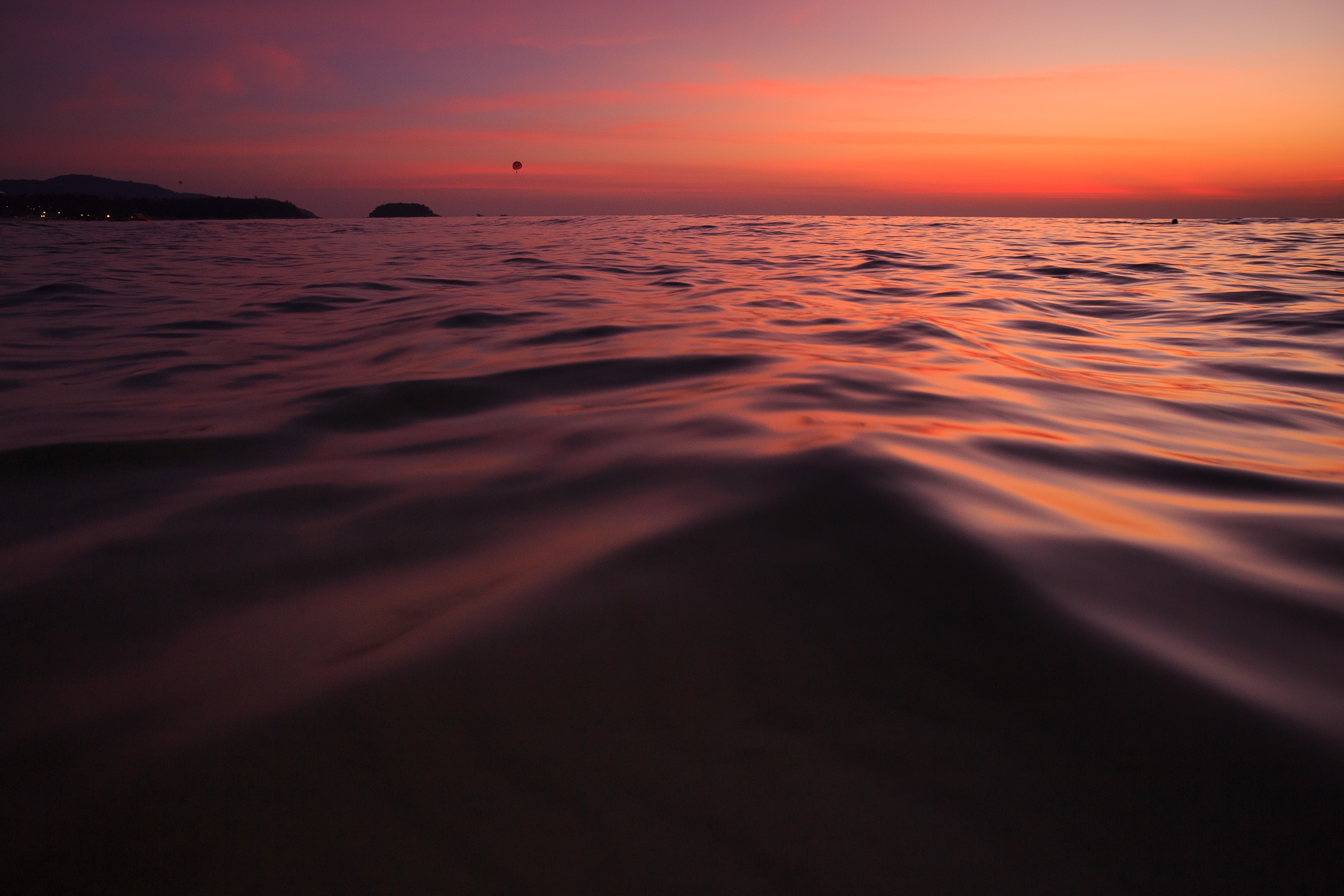 免费照片日落时分的晚间海浪