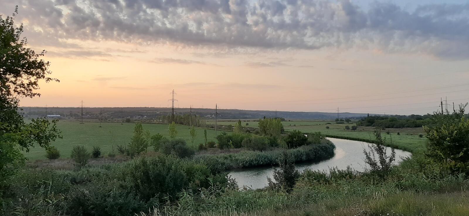 Бесплатное фото Закат на реке и поле зеленое