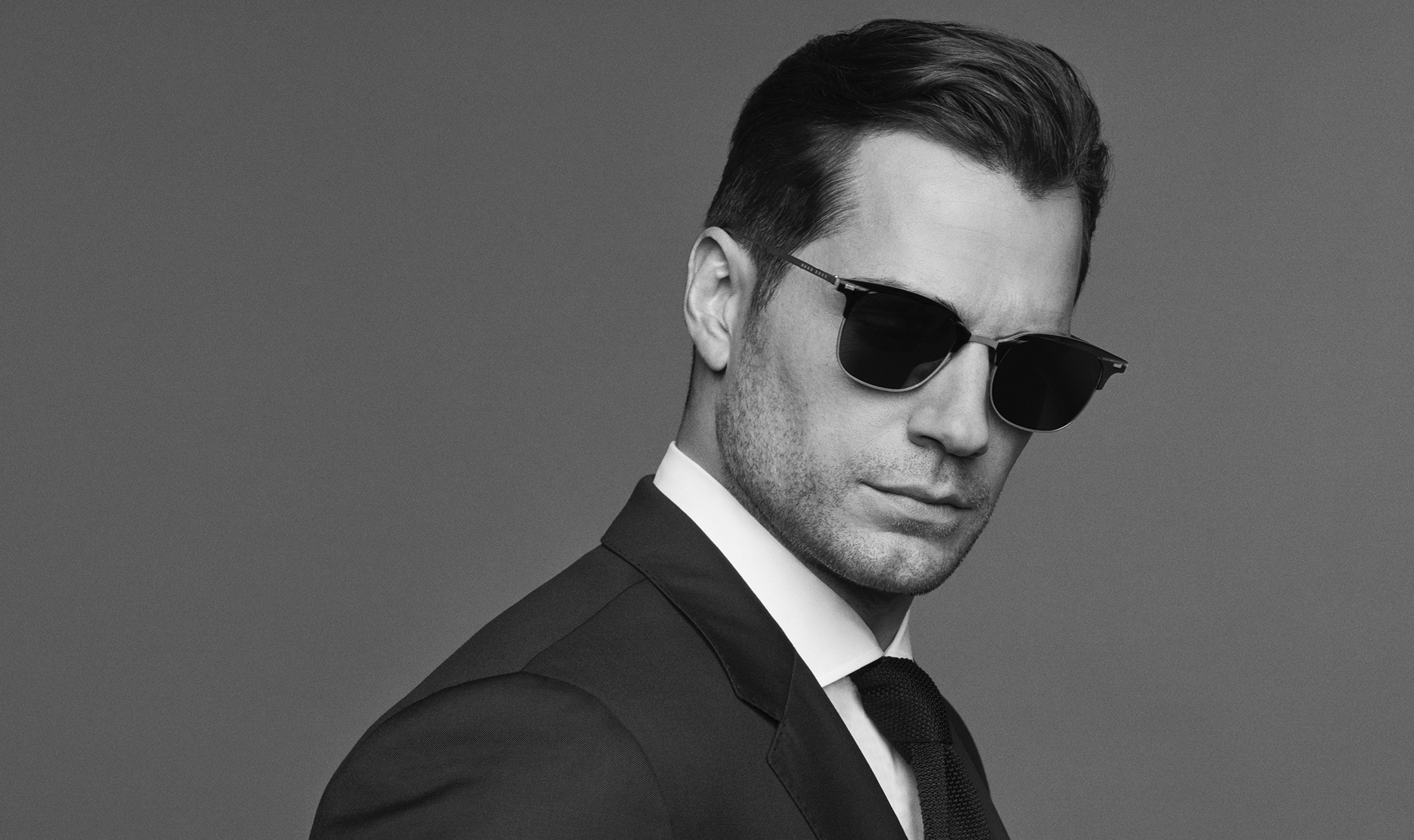 Free photo Henry Cavill in a tuxedo and sunglasses.