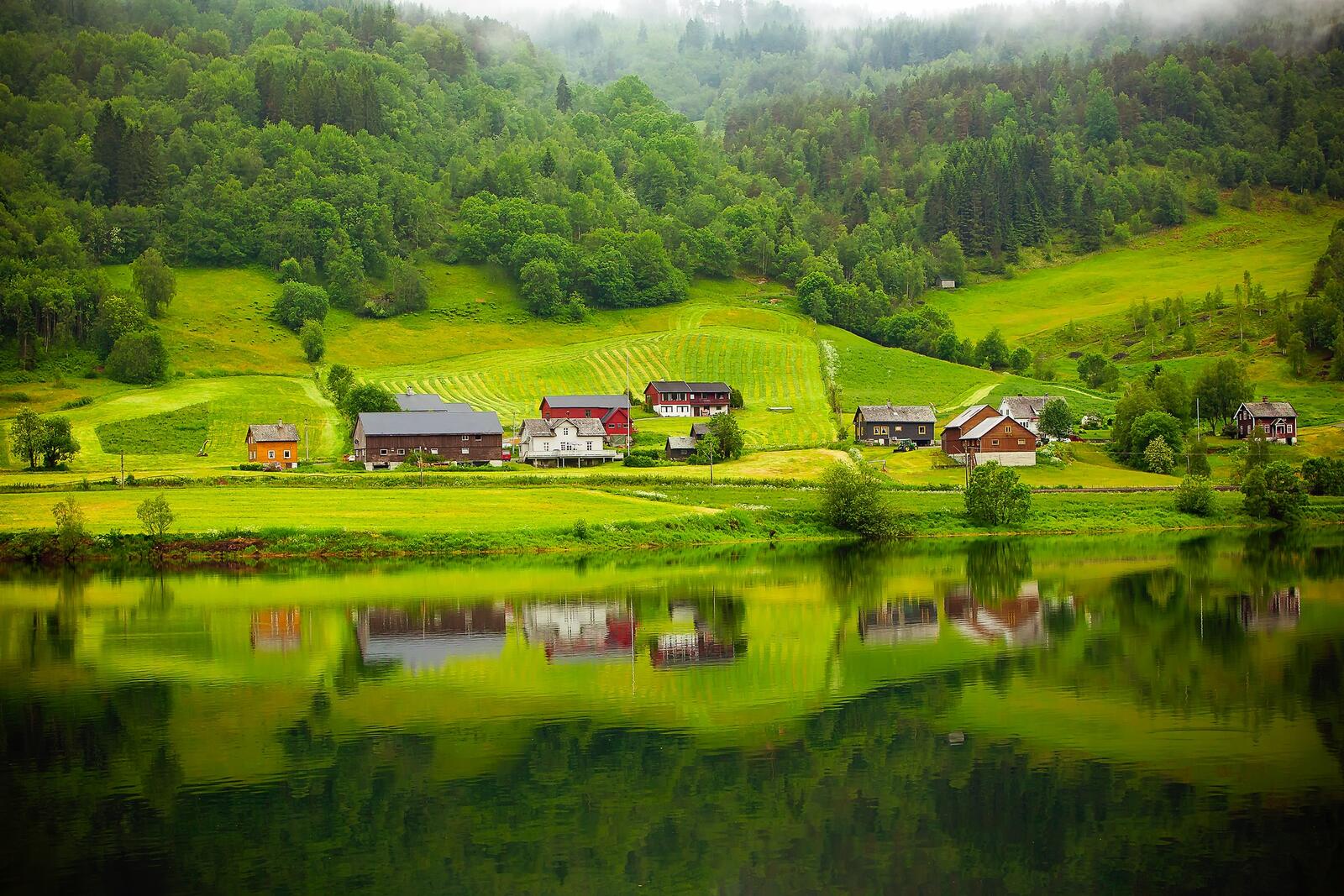 免费照片挪威的湖畔村舍