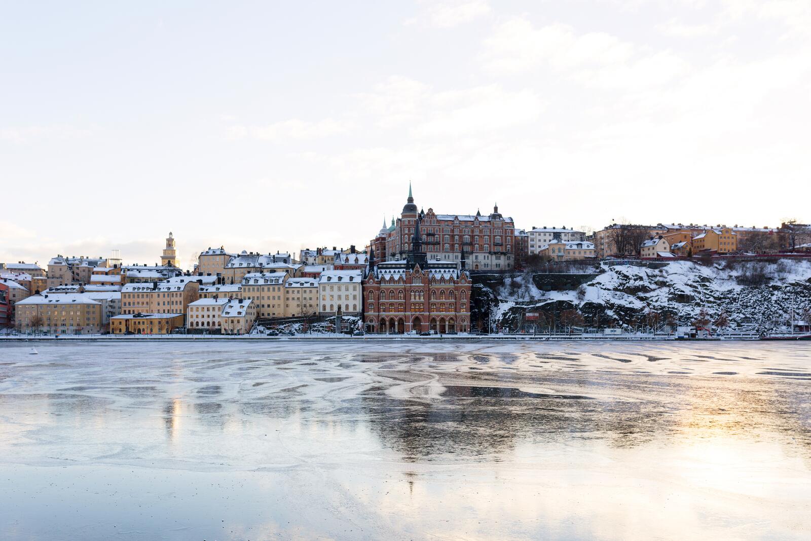 Бесплатное фото Картинка с морозным утром на реке в городе