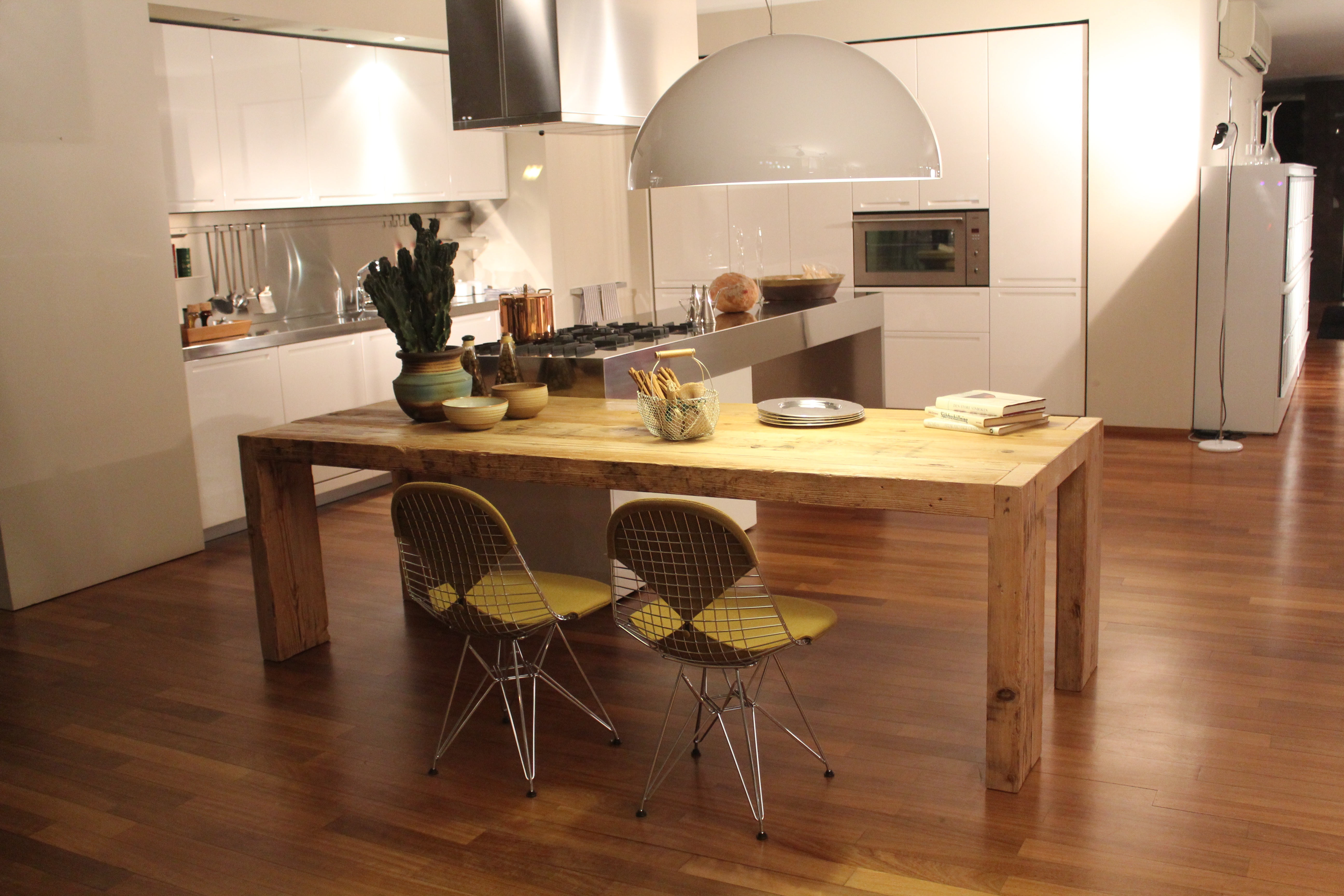 Интерьер кухни с деревянным столом