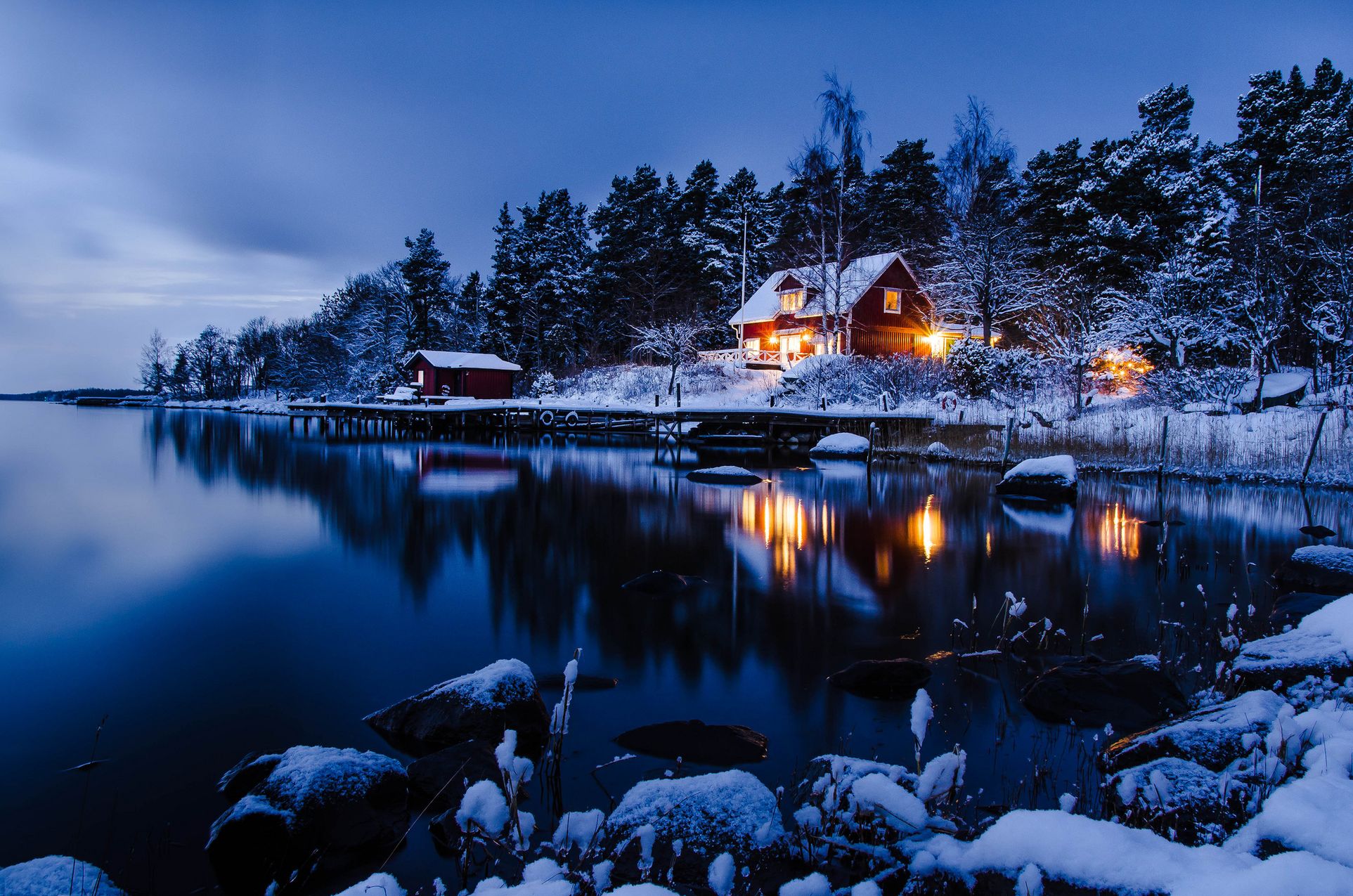 Бесплатное фото Вечер на берегу большого озера со снежными берегами