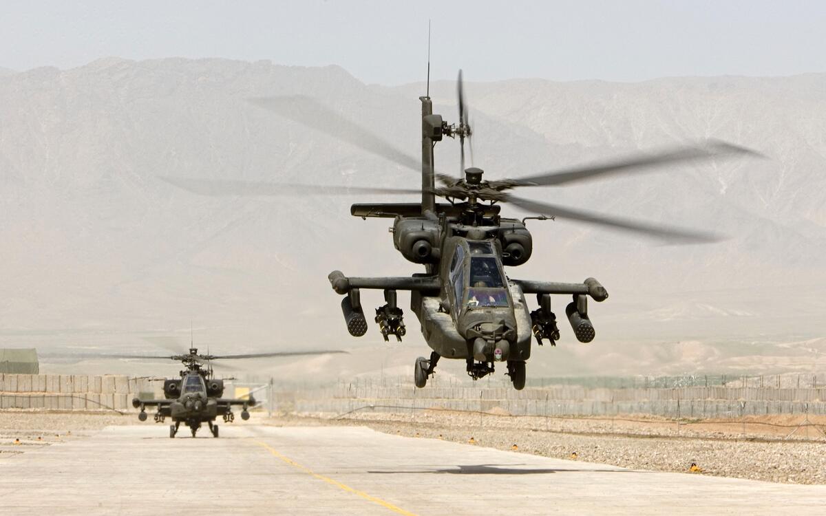 Boeing AH 64 Apache приземляется