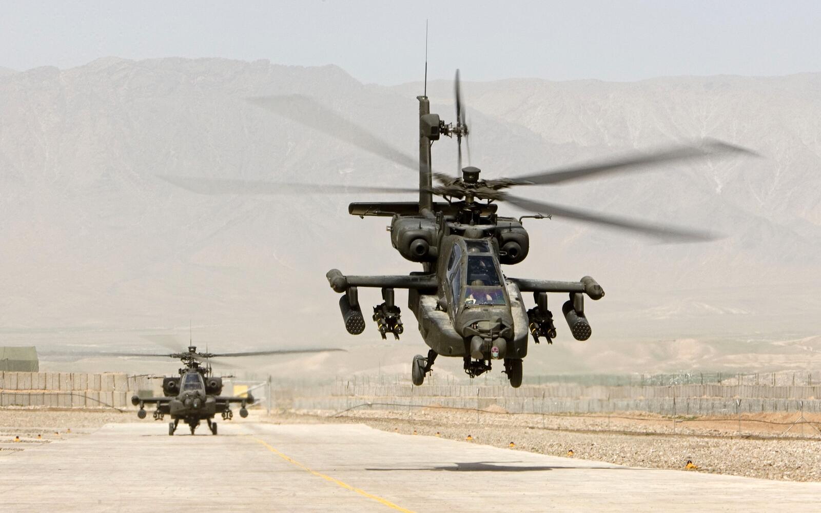 Бесплатное фото Boeing AH 64 Apache приземляется