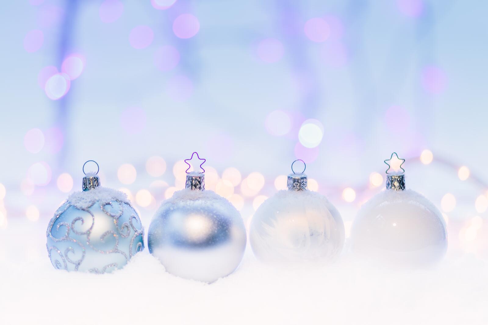 Бесплатное фото Новогодние шарики лежат на снегу