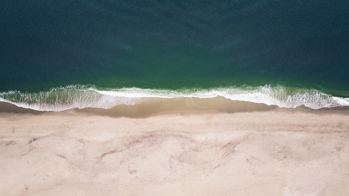 Песочный берег пляжа на море с высоты птичьего полета