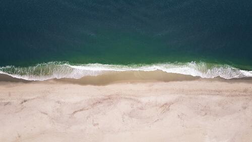 Песочный берег пляжа на море с высоты птичьего полета