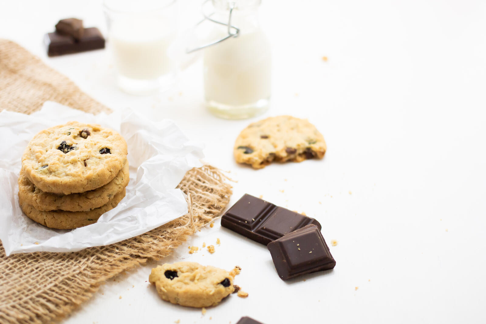 Бесплатное фото Печеньки с кусочками шоколада