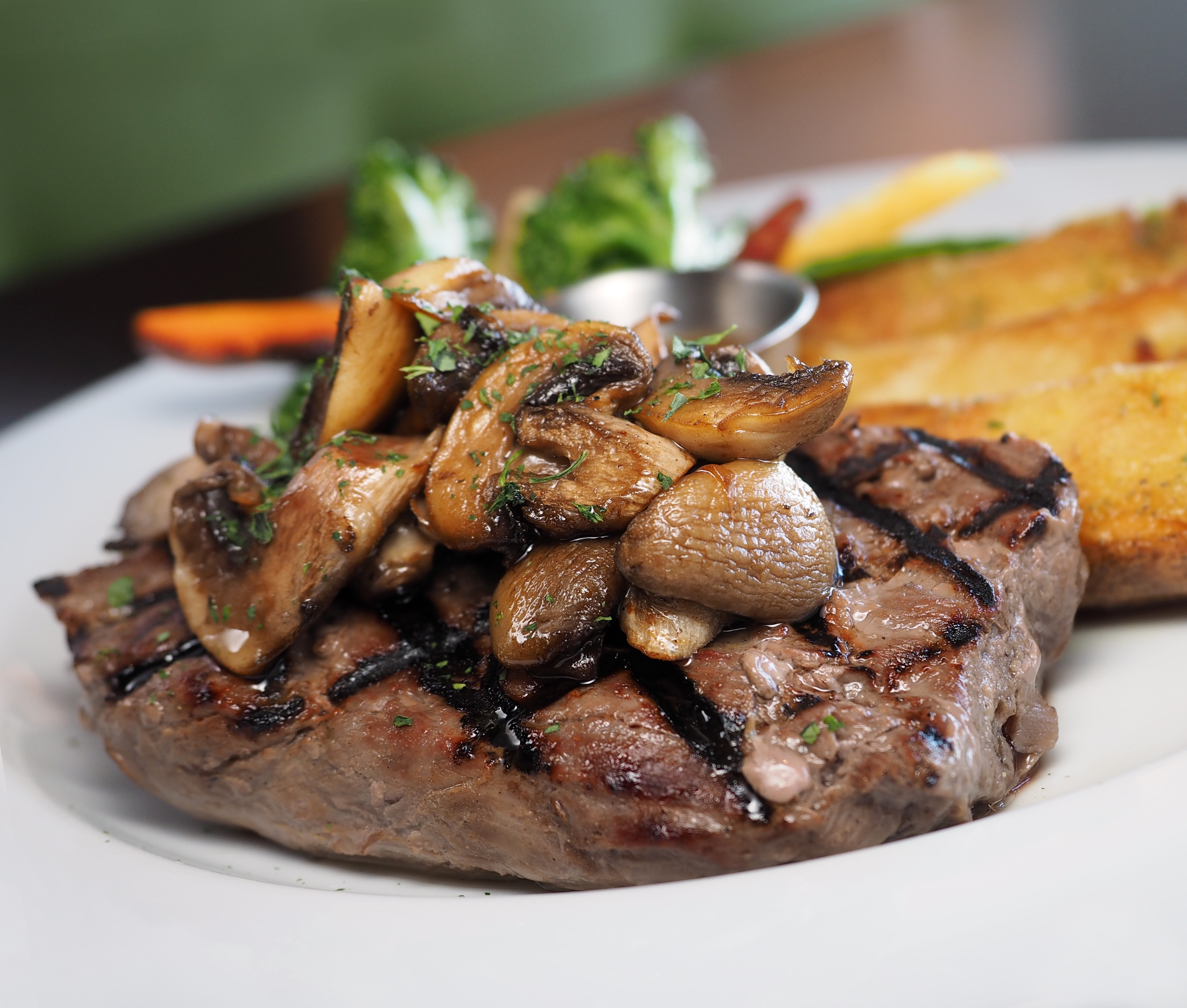 Free photo Delicious steak with mushrooms