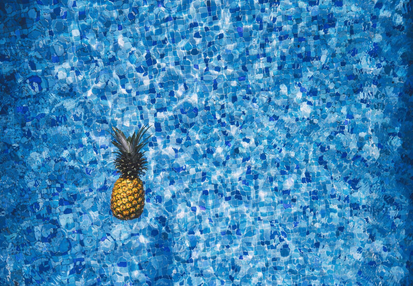 Free photo Pineapple in the pool