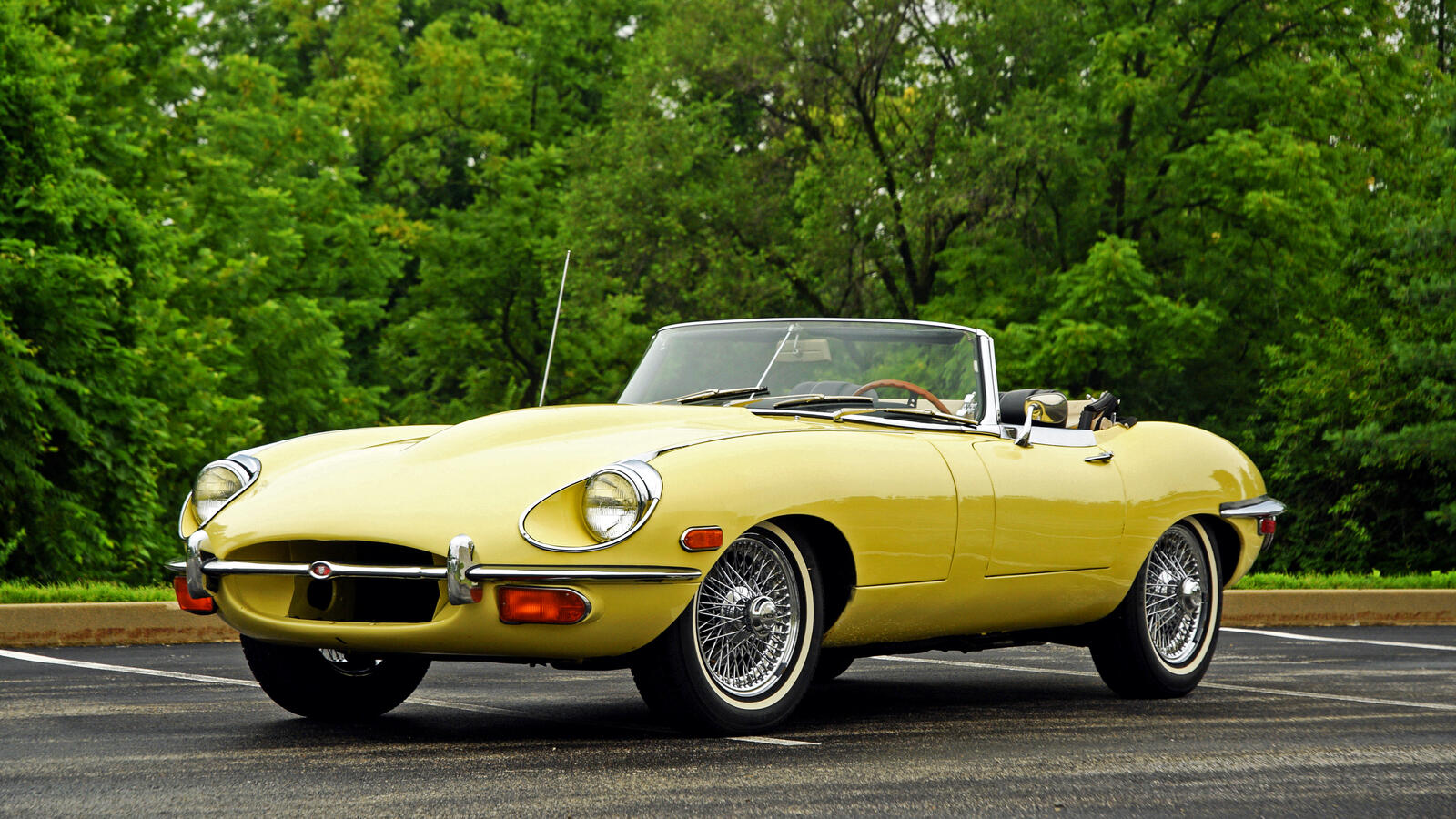 Бесплатное фото Jaguar E Type 1968 желтого цвета