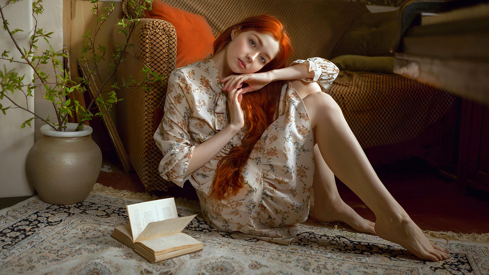 Free photo Red-haired girl in a dress reading a book