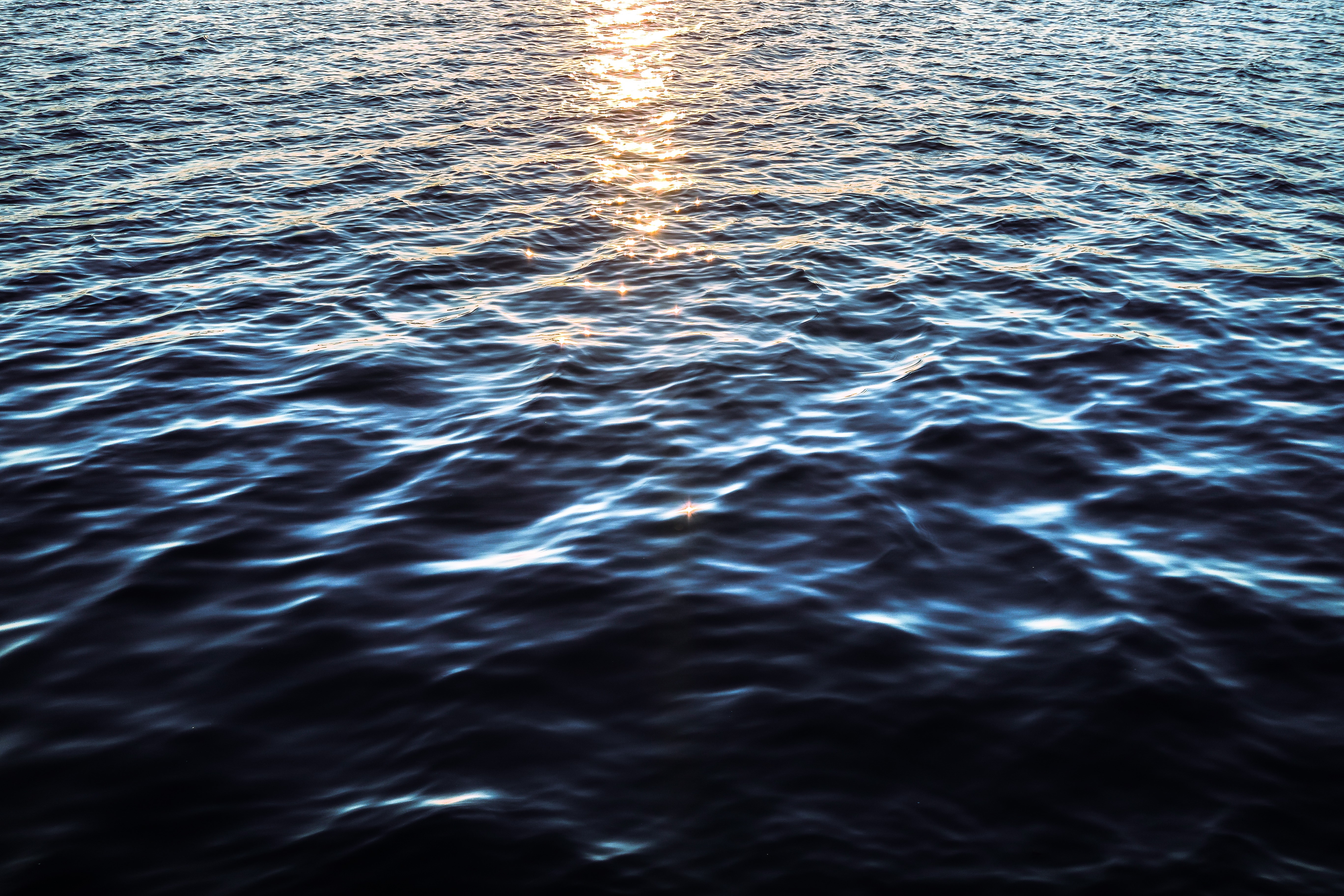 Бесплатное фото Солнце отражается на морской глади