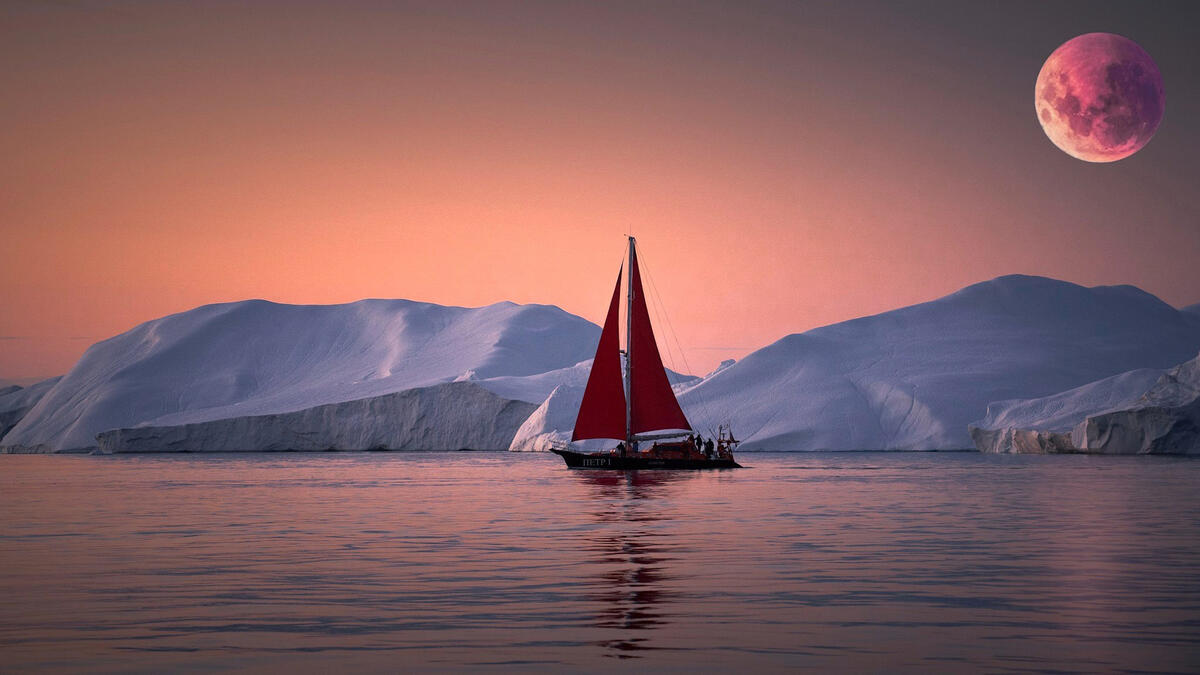 Парусник с алыми парусами на закате дня в северное ледовитом океане