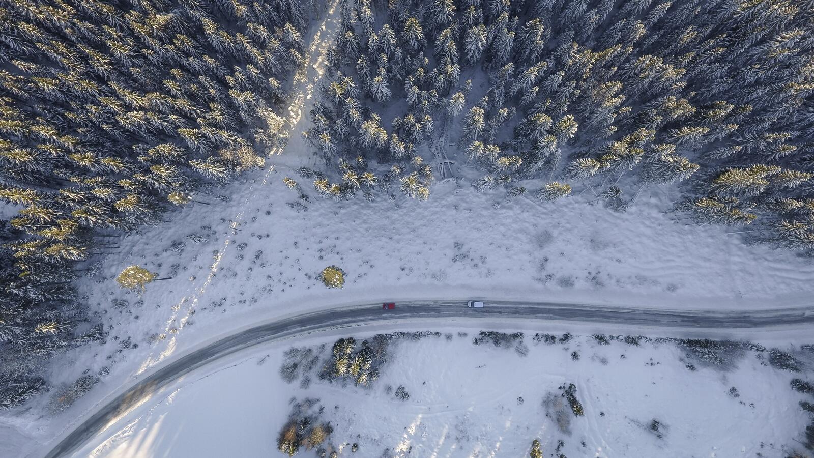 Бесплатное фото Зимняя дорога вид сверху