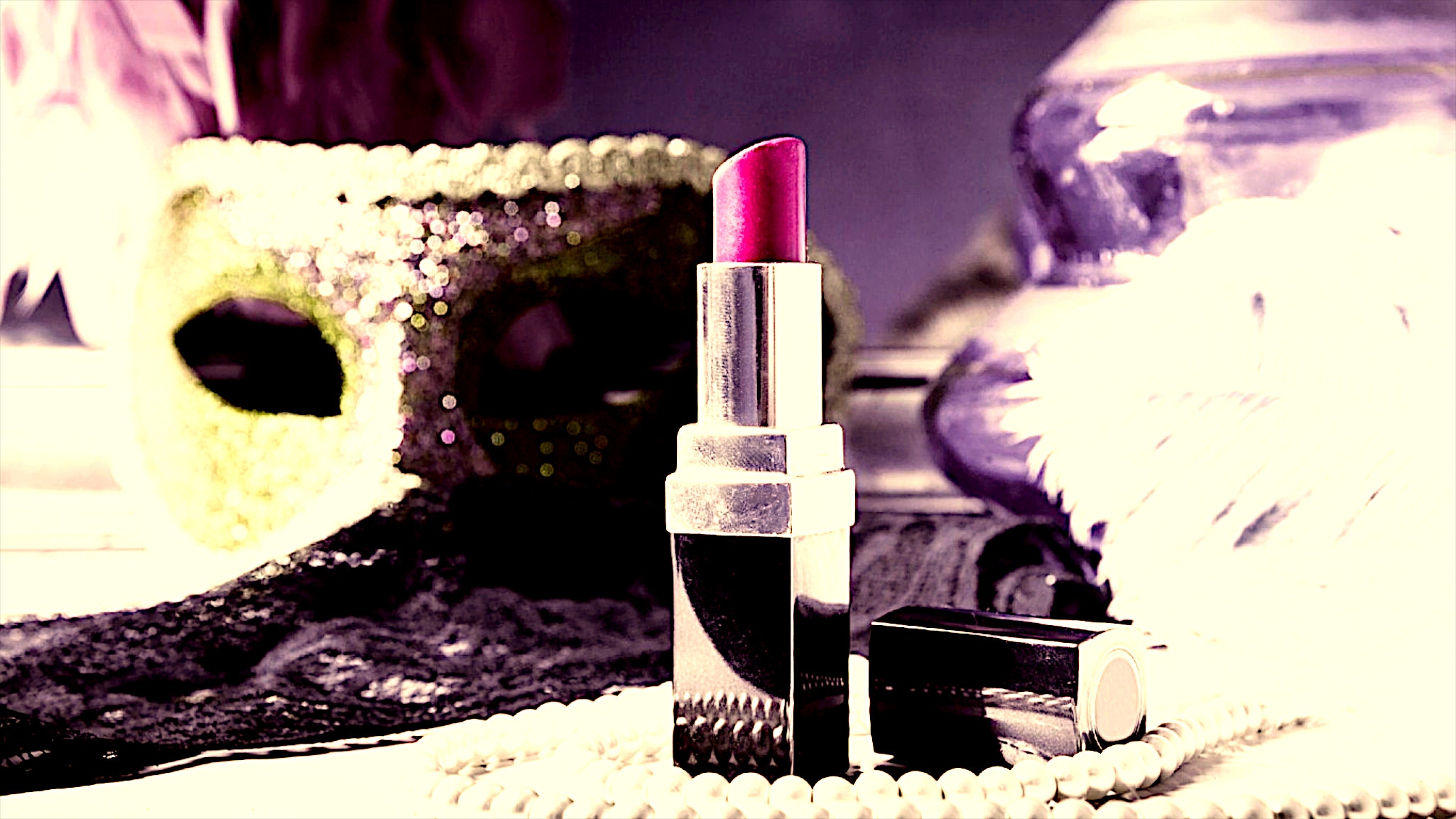 Free photo Red lipstick on the table