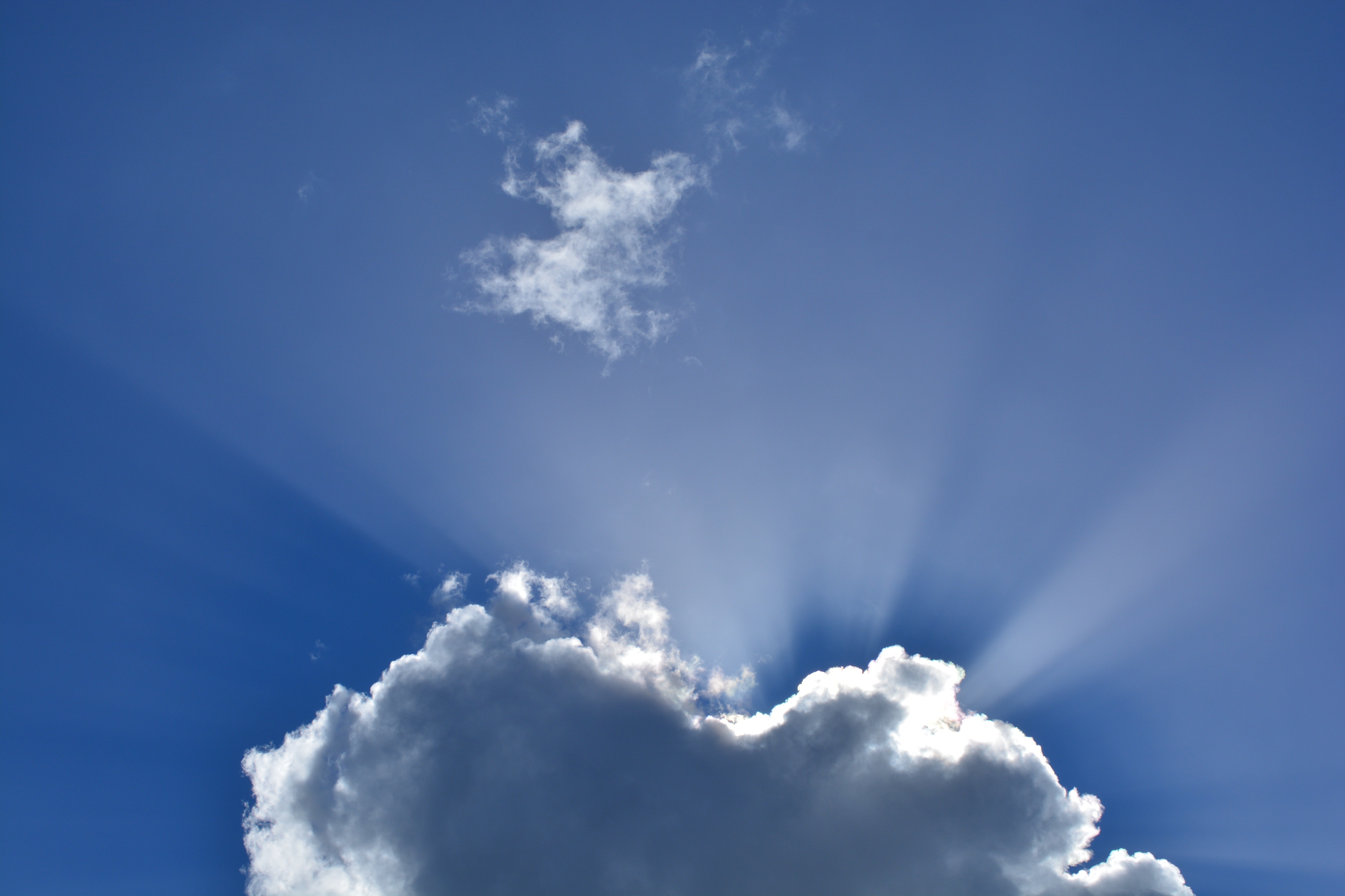 Бесплатное фото Солнечные лучи пробиваются через облака