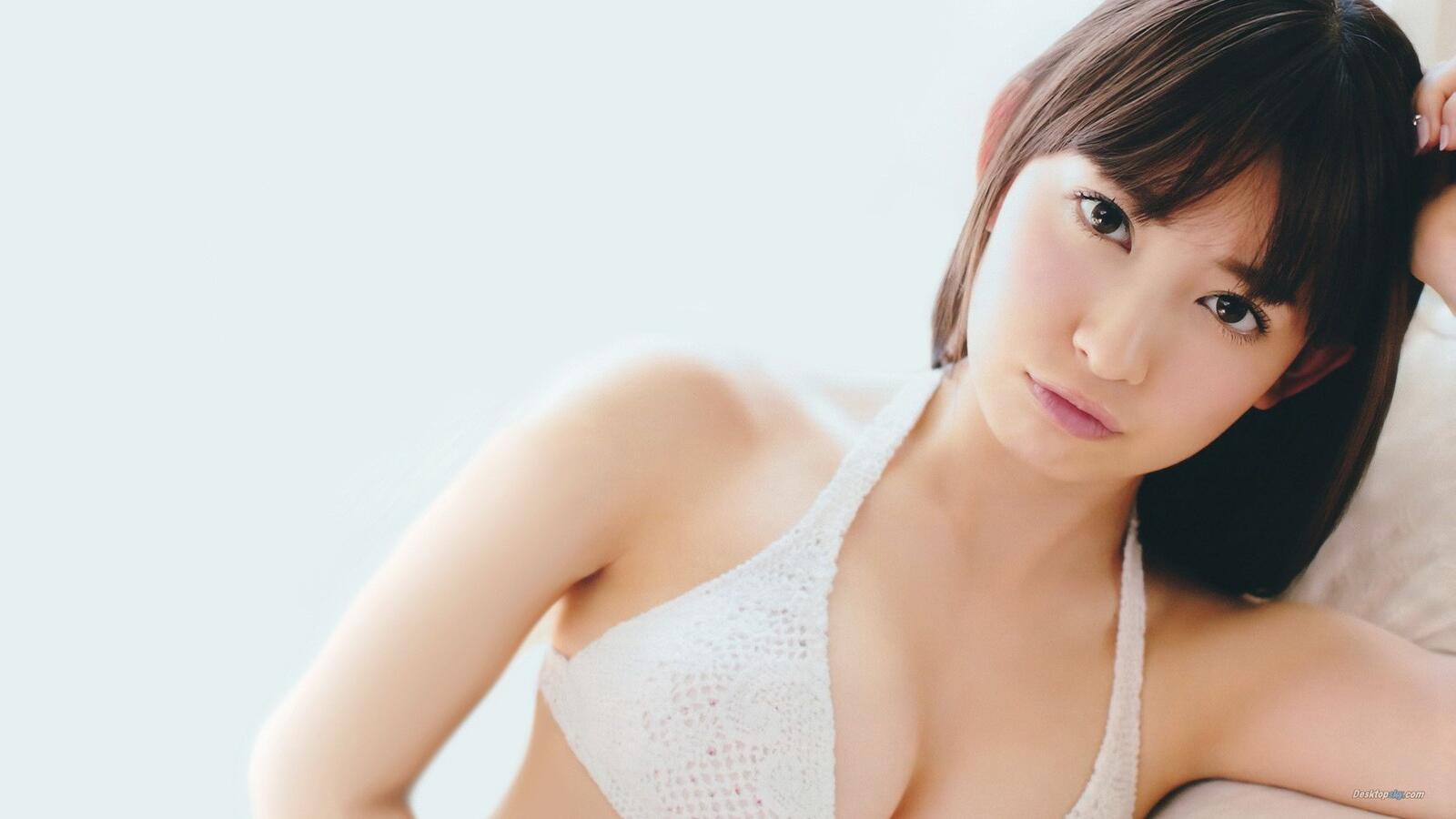 Бесплатное фото Kojima Haruna в белом бюстгальтере