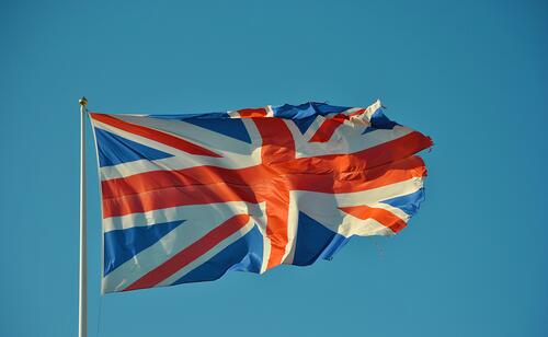 Флаг Великобритании развивается на ветру