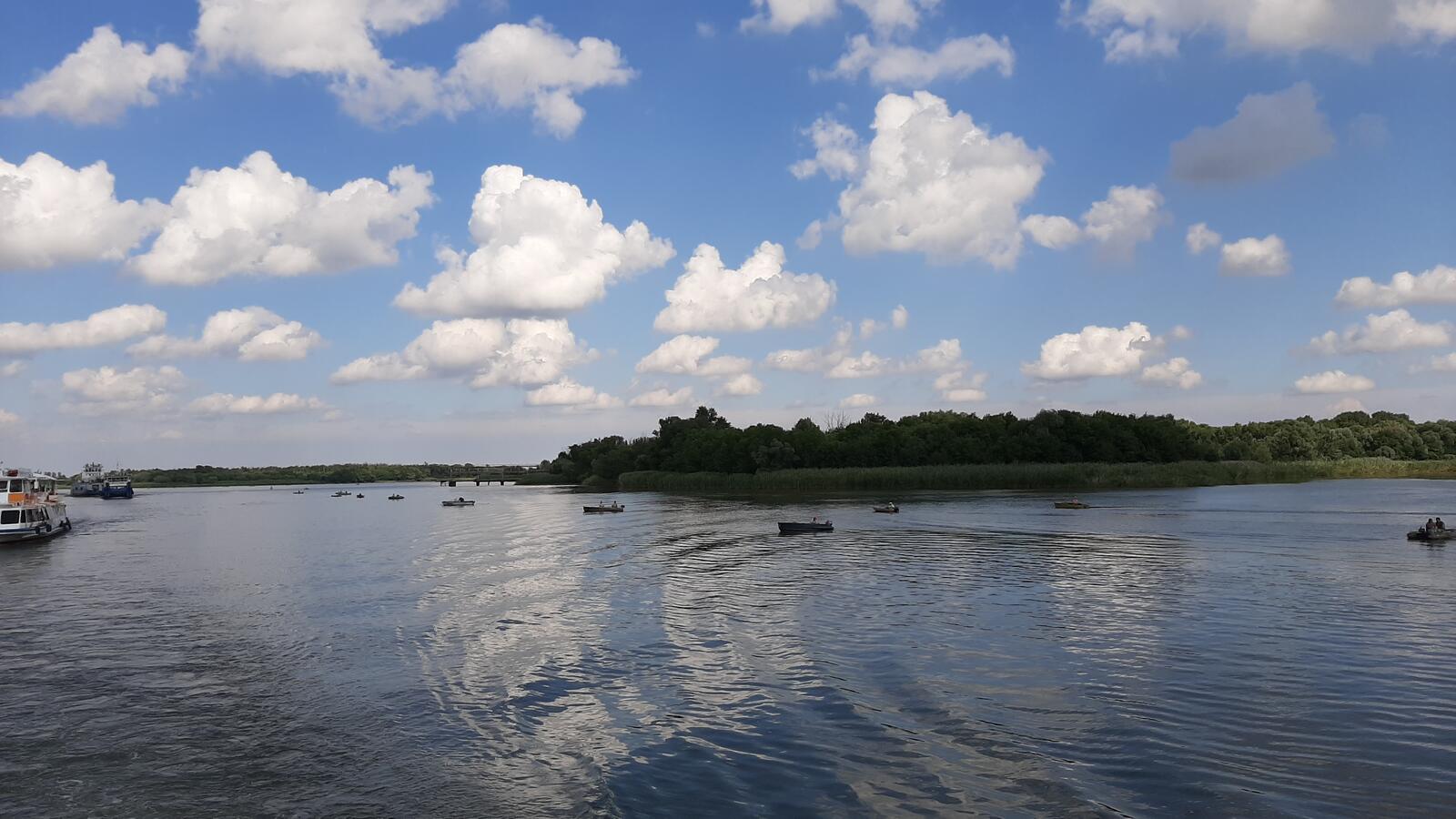 Бесплатное фото Массовое скопление катеров на реке Дон