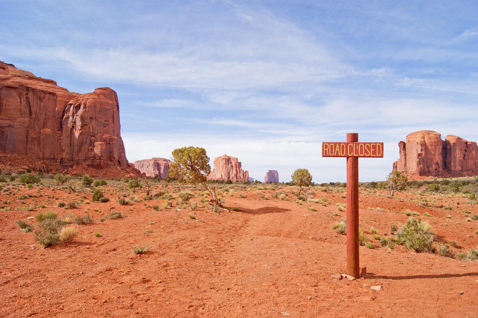 Бесплатное фото Деревянный знак в пустыне США