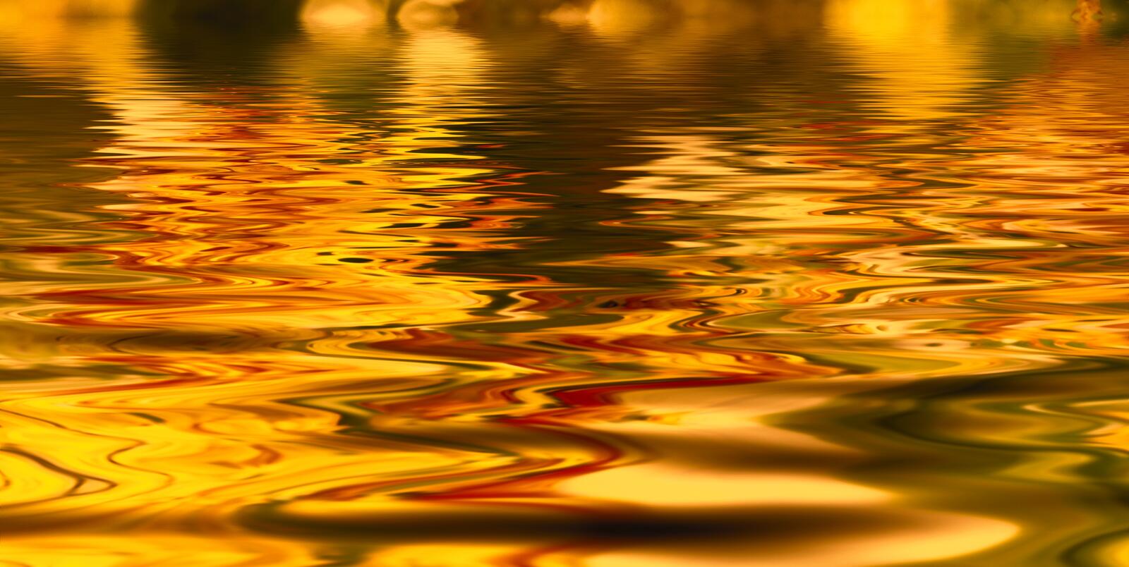 Бесплатное фото Вечерняя поверхность воды переливается оранжевым цветом
