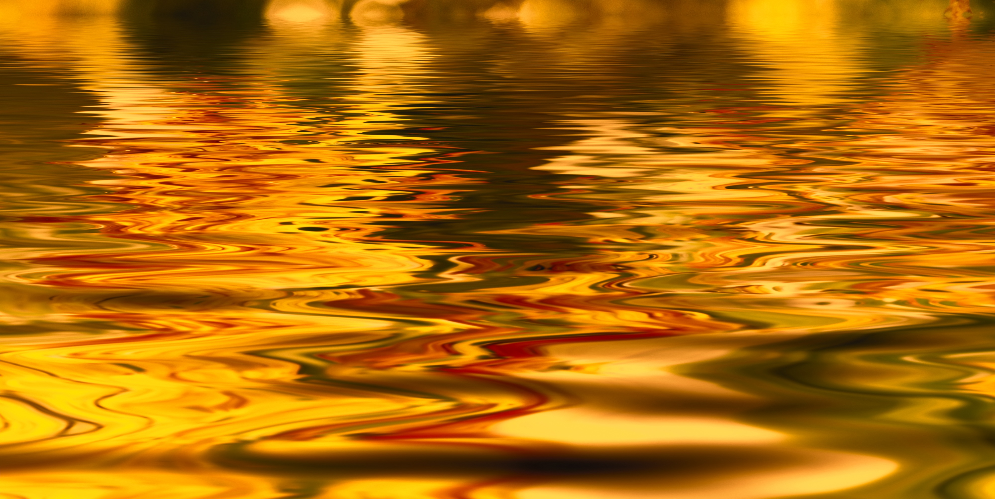 免费照片傍晚时分，水面闪烁着橙色的光芒