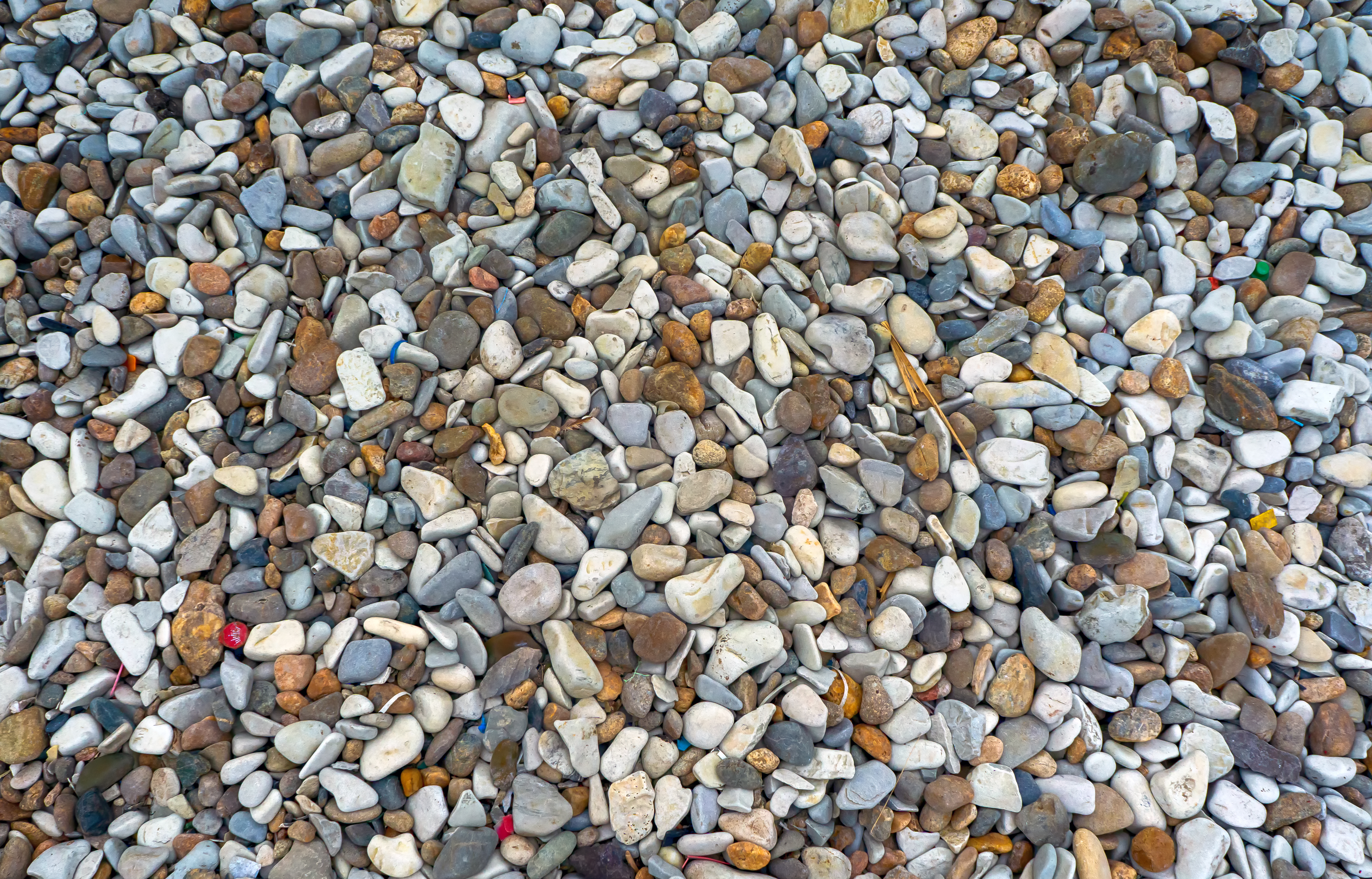 Камни на берегу