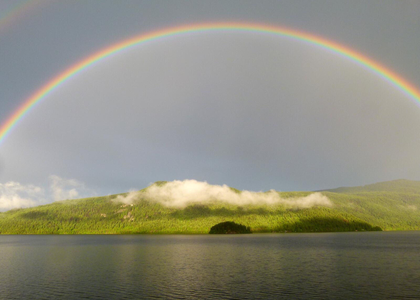 Бесплатное фото Большая радуга над островом