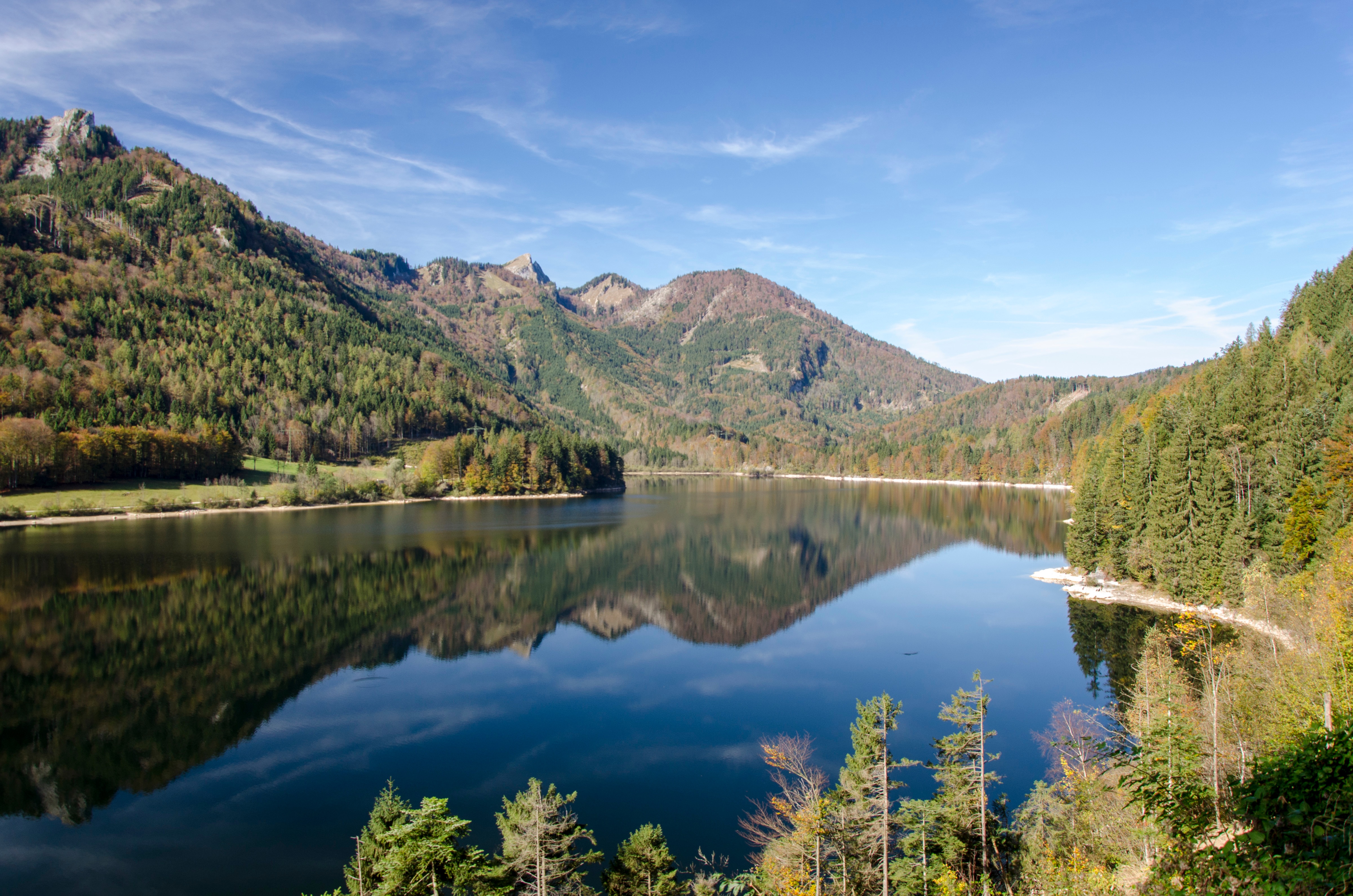 Бесплатное фото Обои с горным озером и лесом
