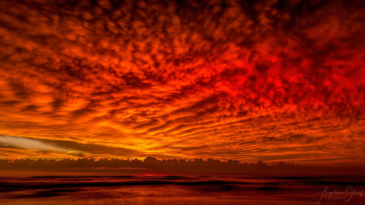 Потрясающее красное небо с перистыми облаками на закате дня