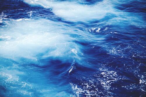 Яркая синяя вода с морскими волнами