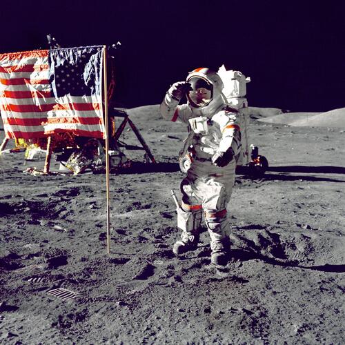Космонавт на луне с американским флагом