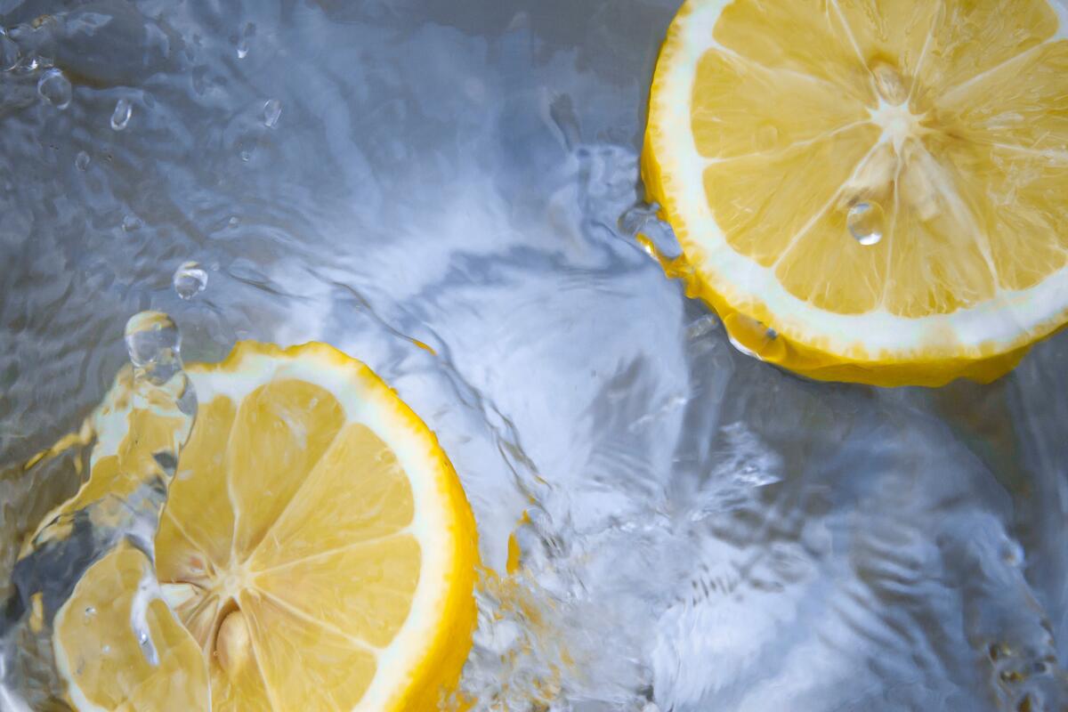 Дольки лимонов в воде