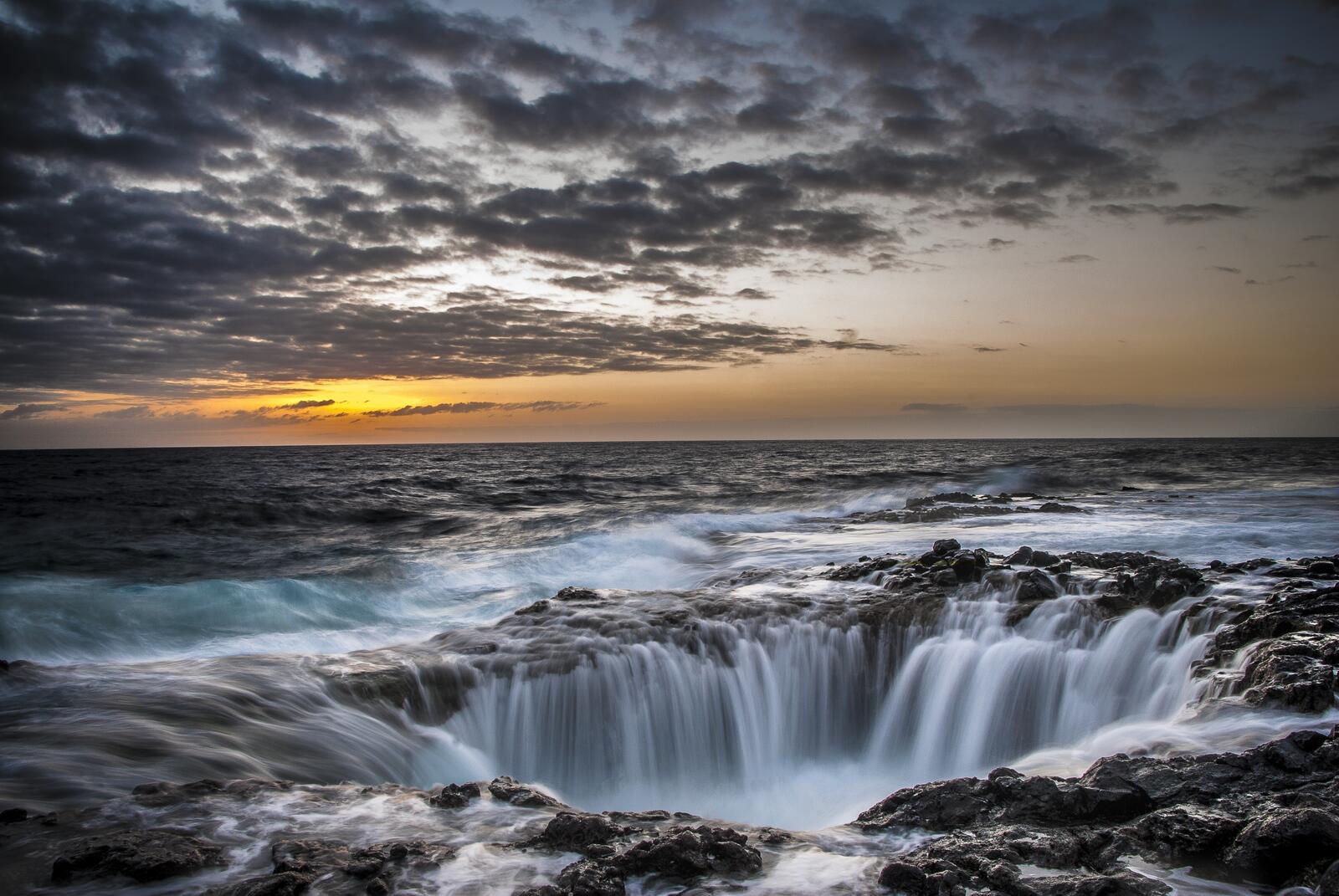 Бесплатное фото Бассейн в океане с водопадом
