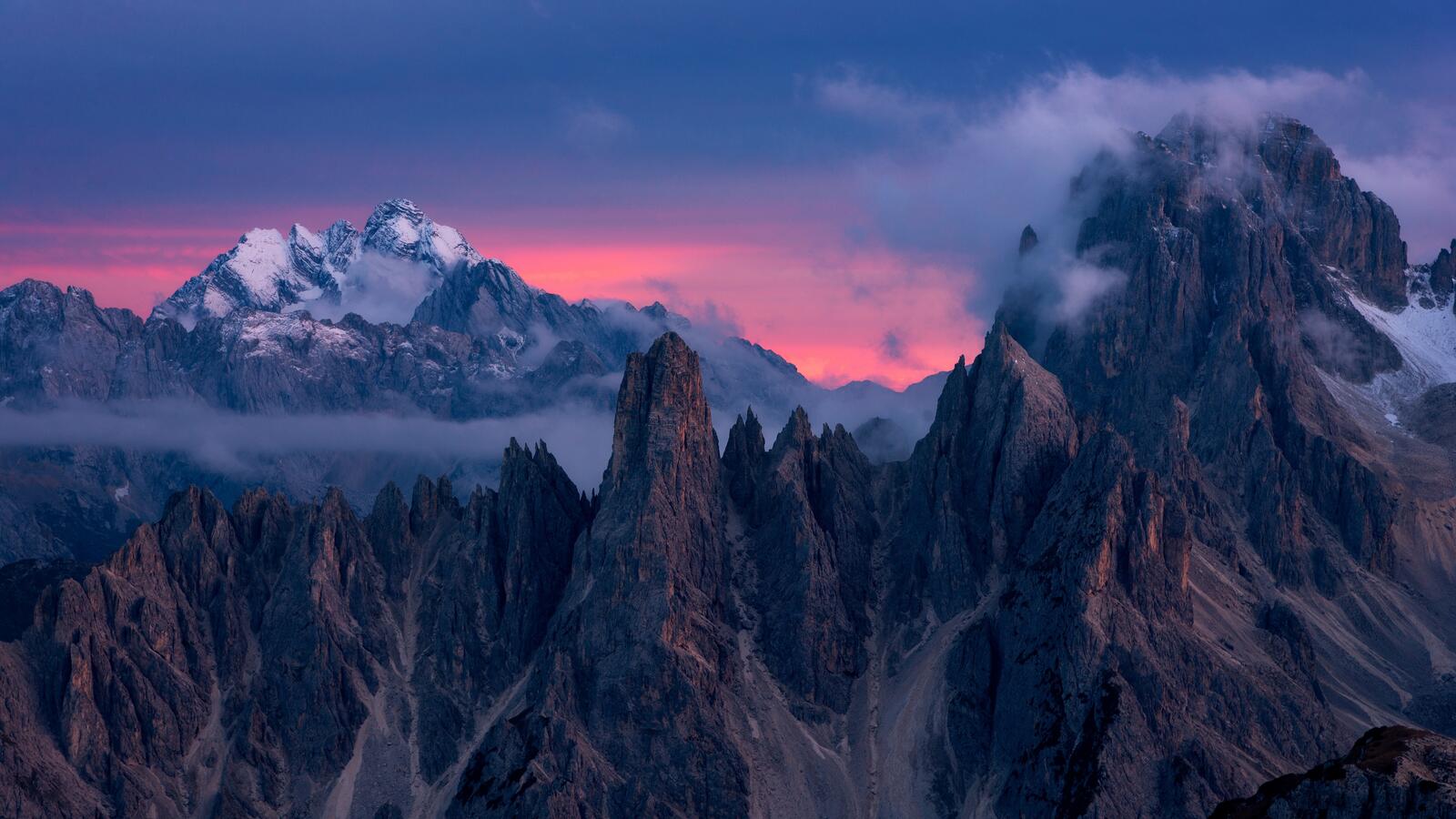 Бесплатное фото Острые скалы на закате