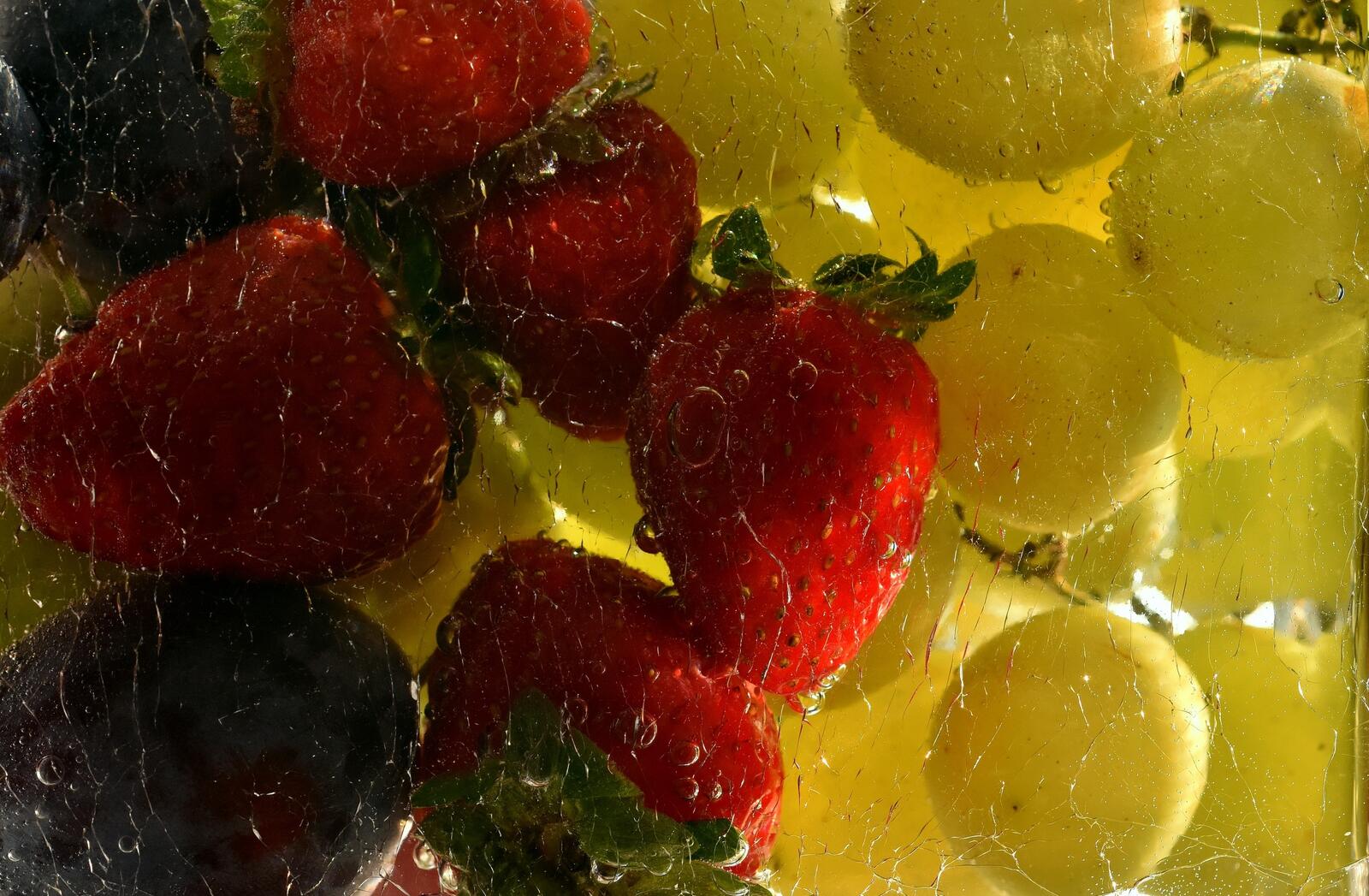 免费照片水中的葡萄和草莓