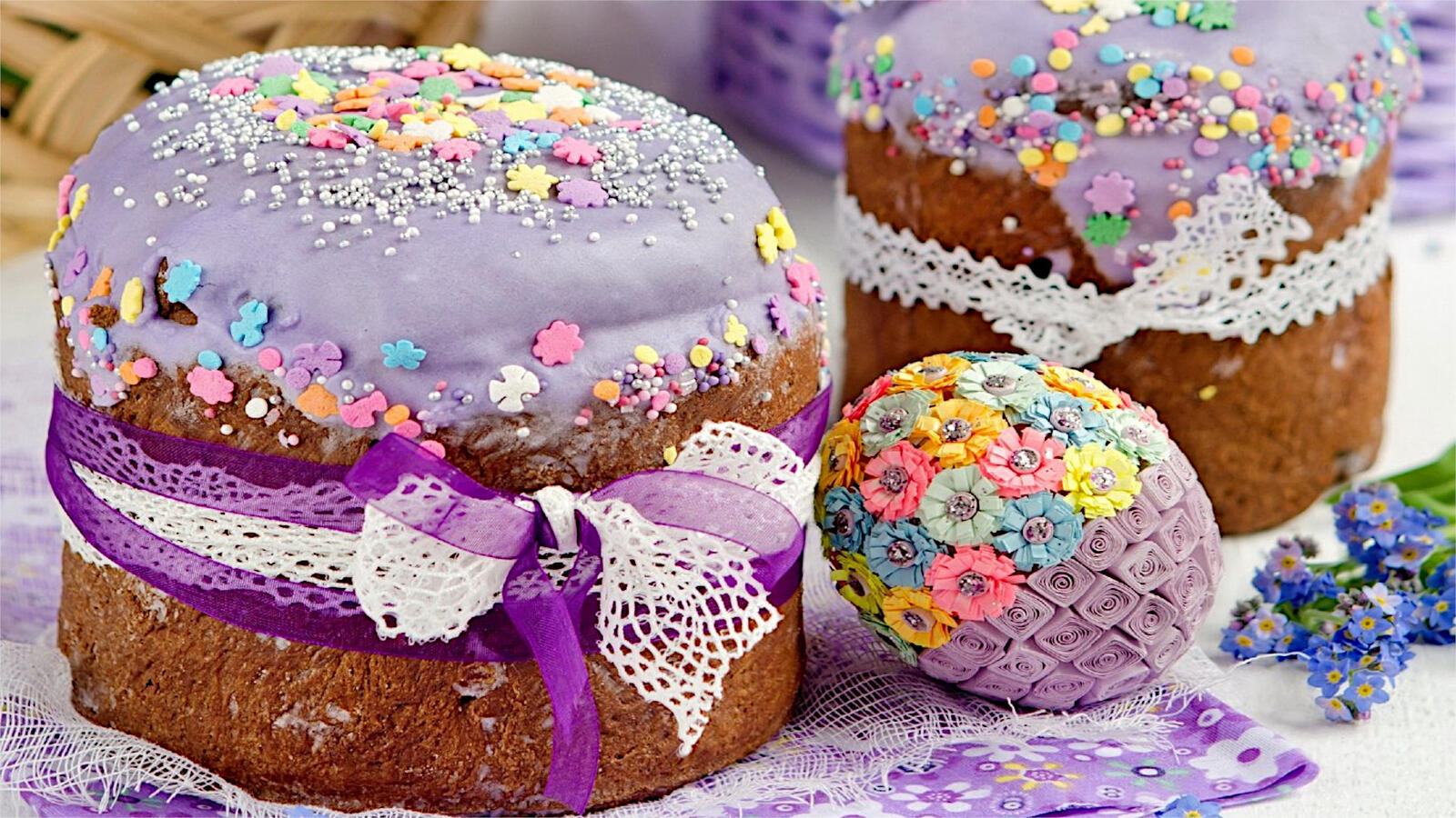 Бесплатное фото Кулич и пасхальные яйца фиолетового цвета