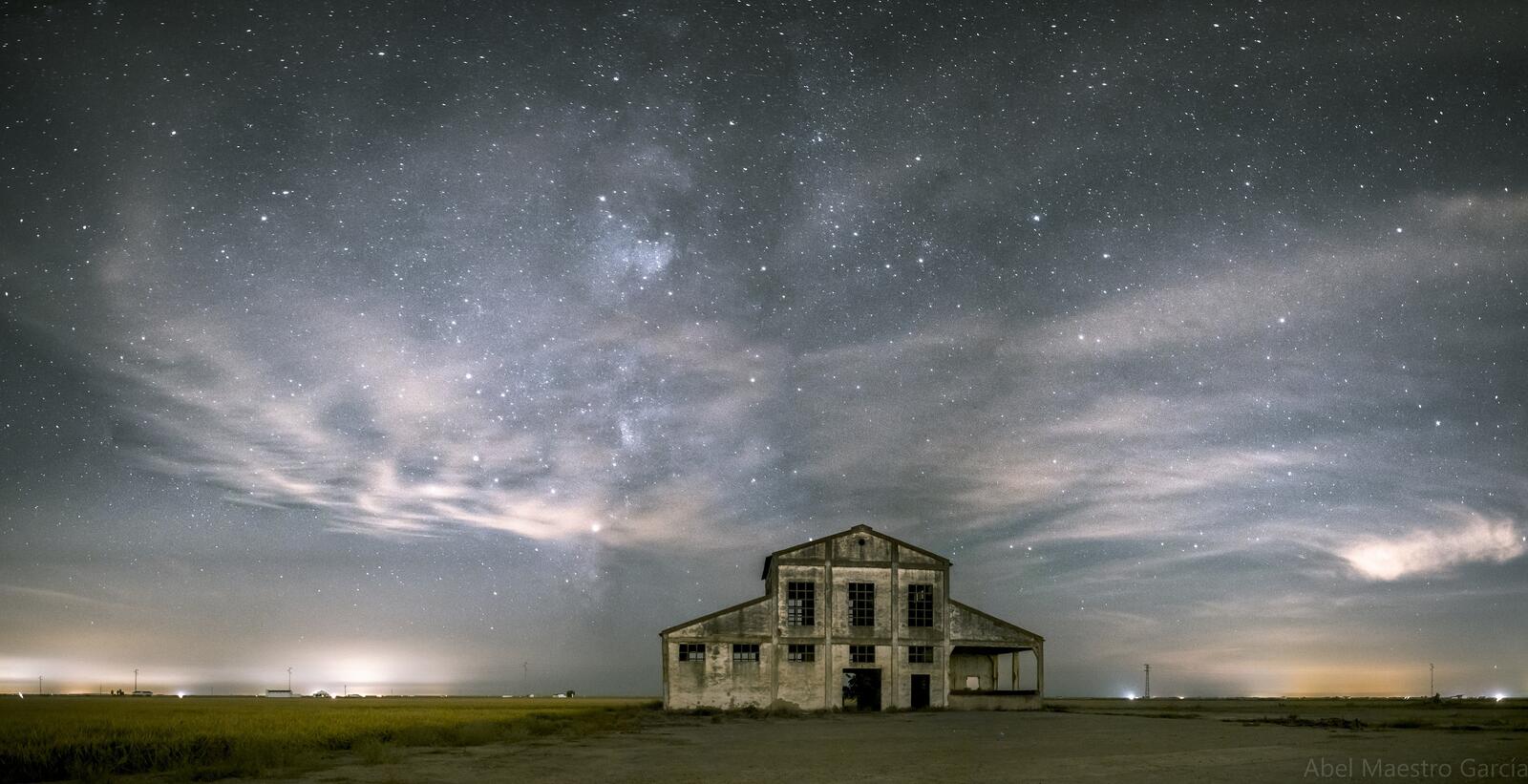 Бесплатное фото Красивое ночное небо со звёздами над заброшенным домом