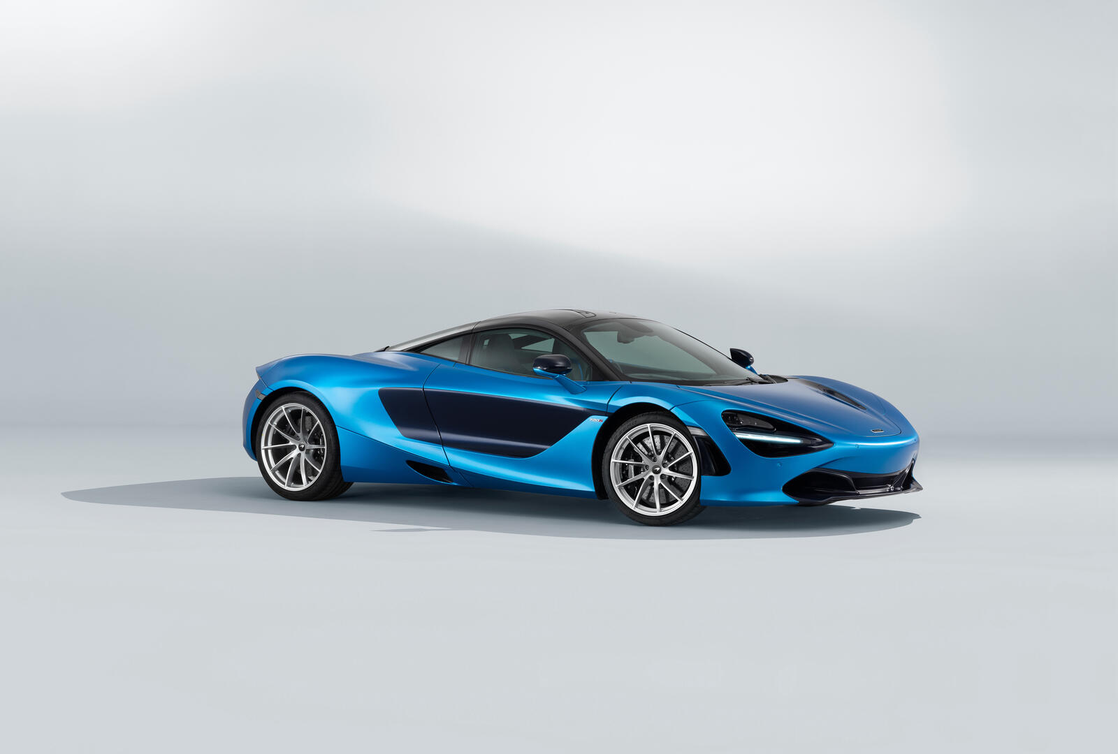 Free photo 2018 Mclaren 720S in blue on a white background