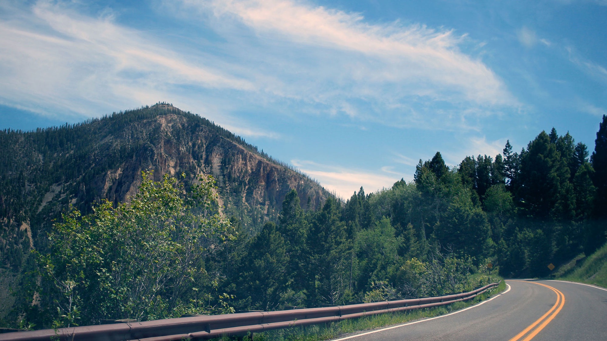 免费照片绕过岩石山的夏季公路