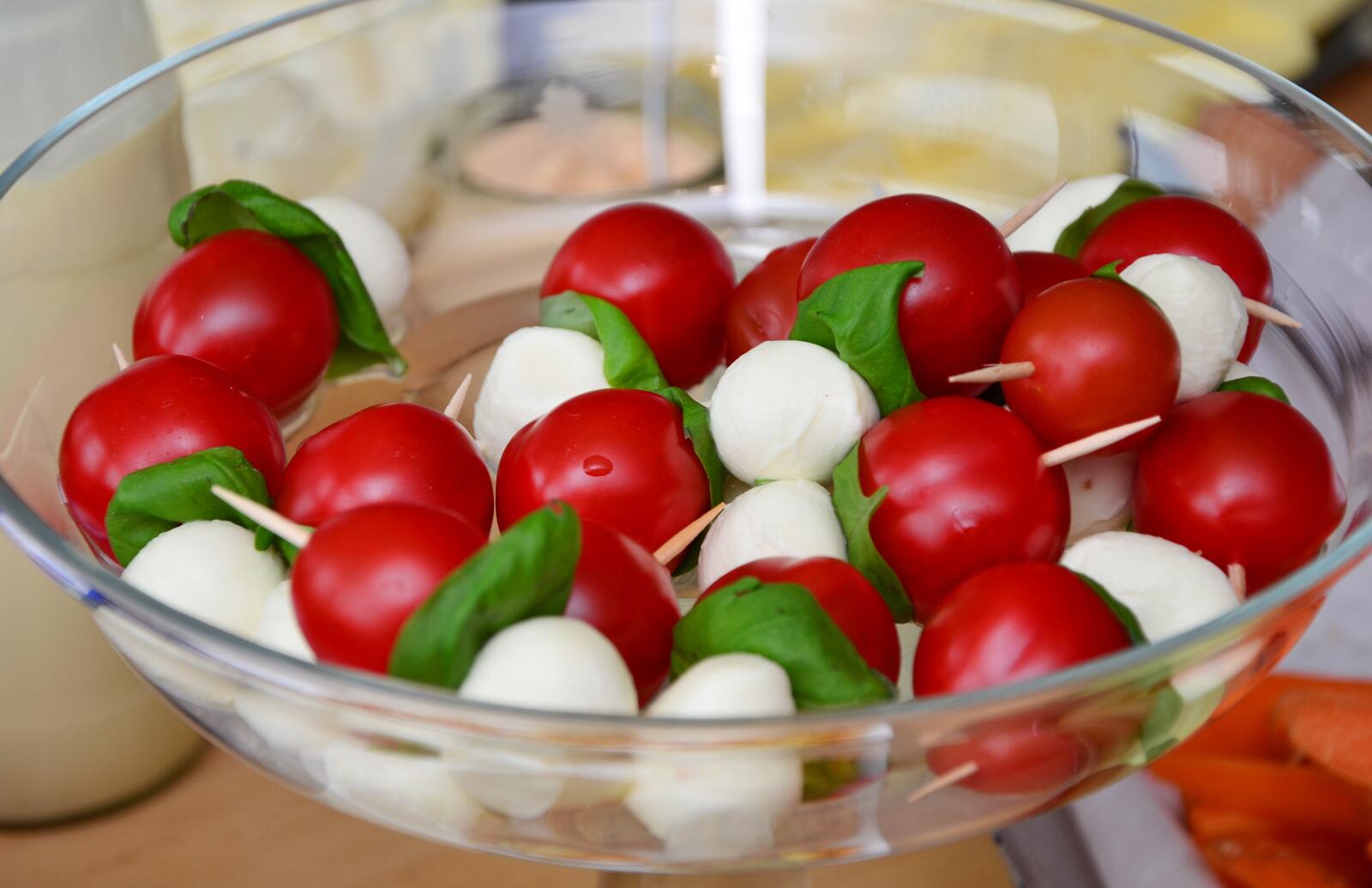 Free photo Cheri tomatoes with cheese on a skewer