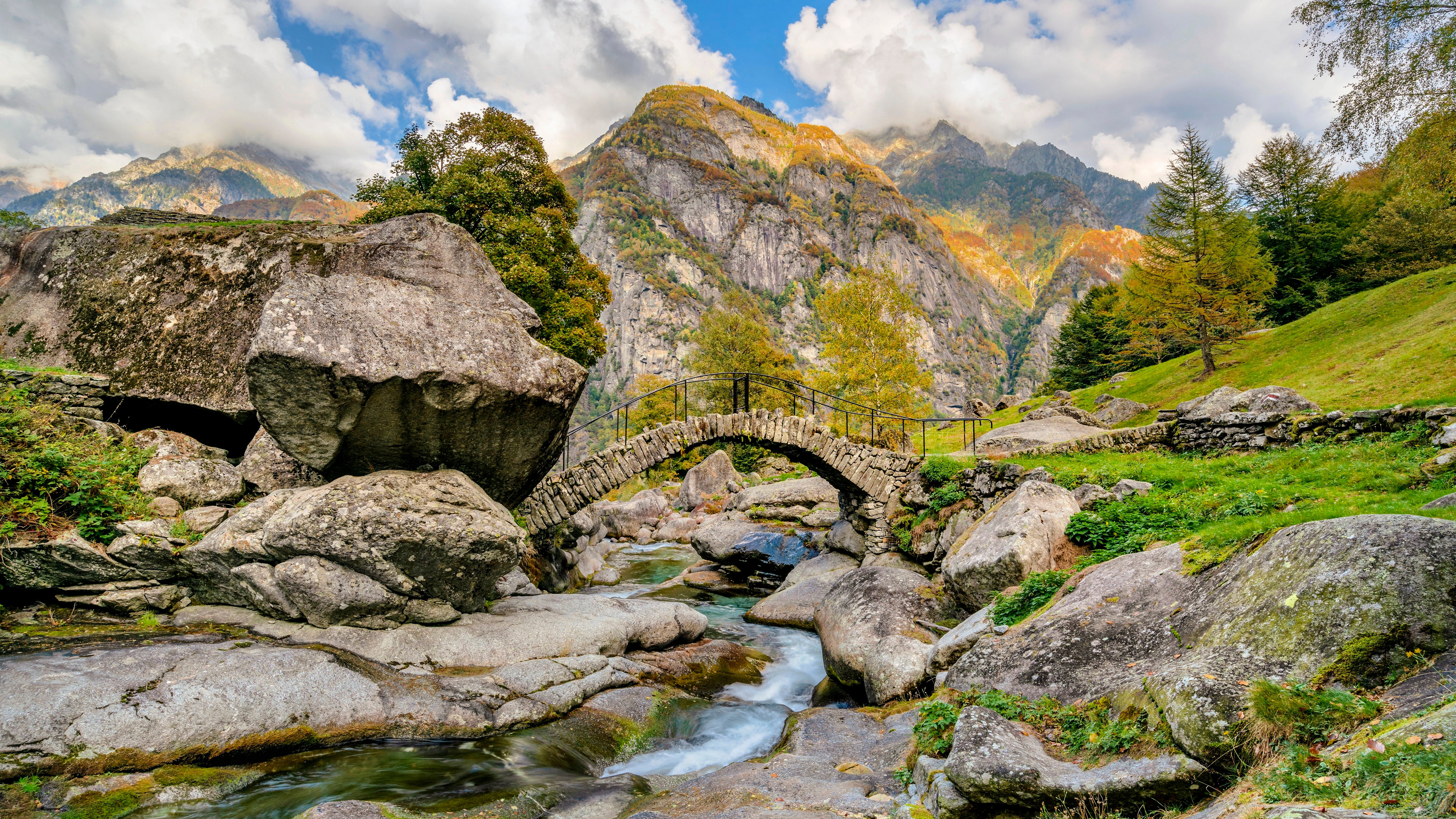 Бесплатное фото Каменный мост через маленькую речку в камнях