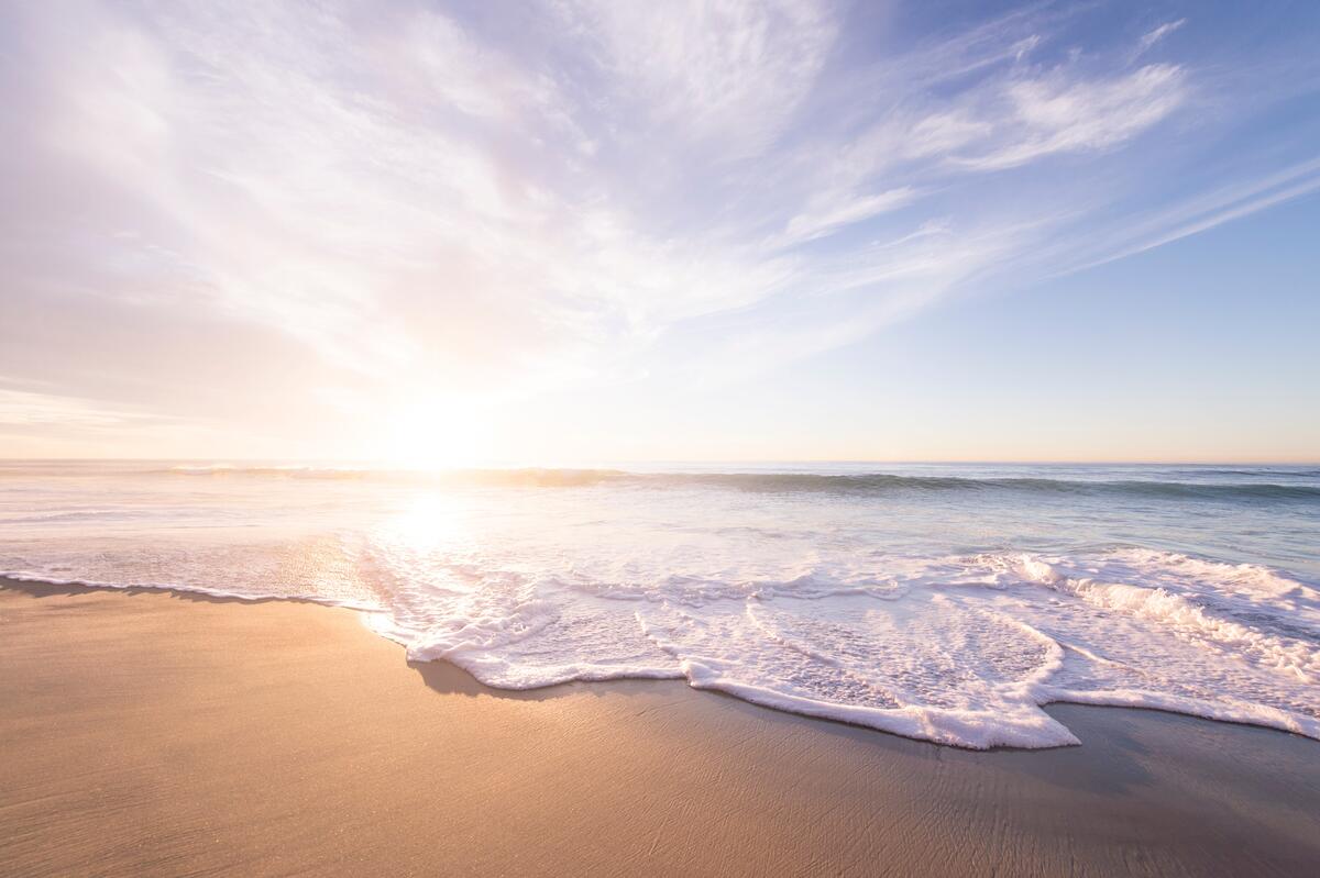 Прекрасный песочный берег моря в жаркий солнечный день